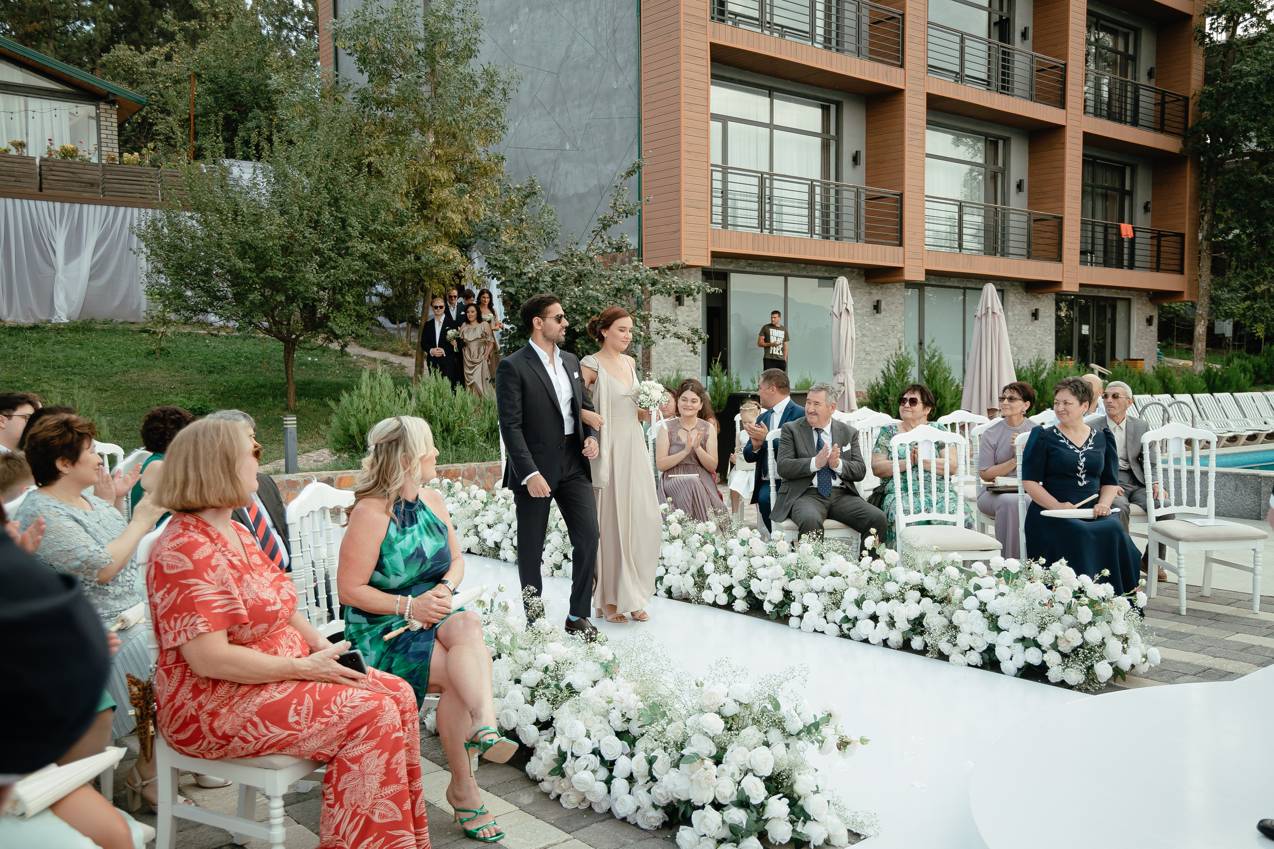 Thomas & Suyumbika. Главная