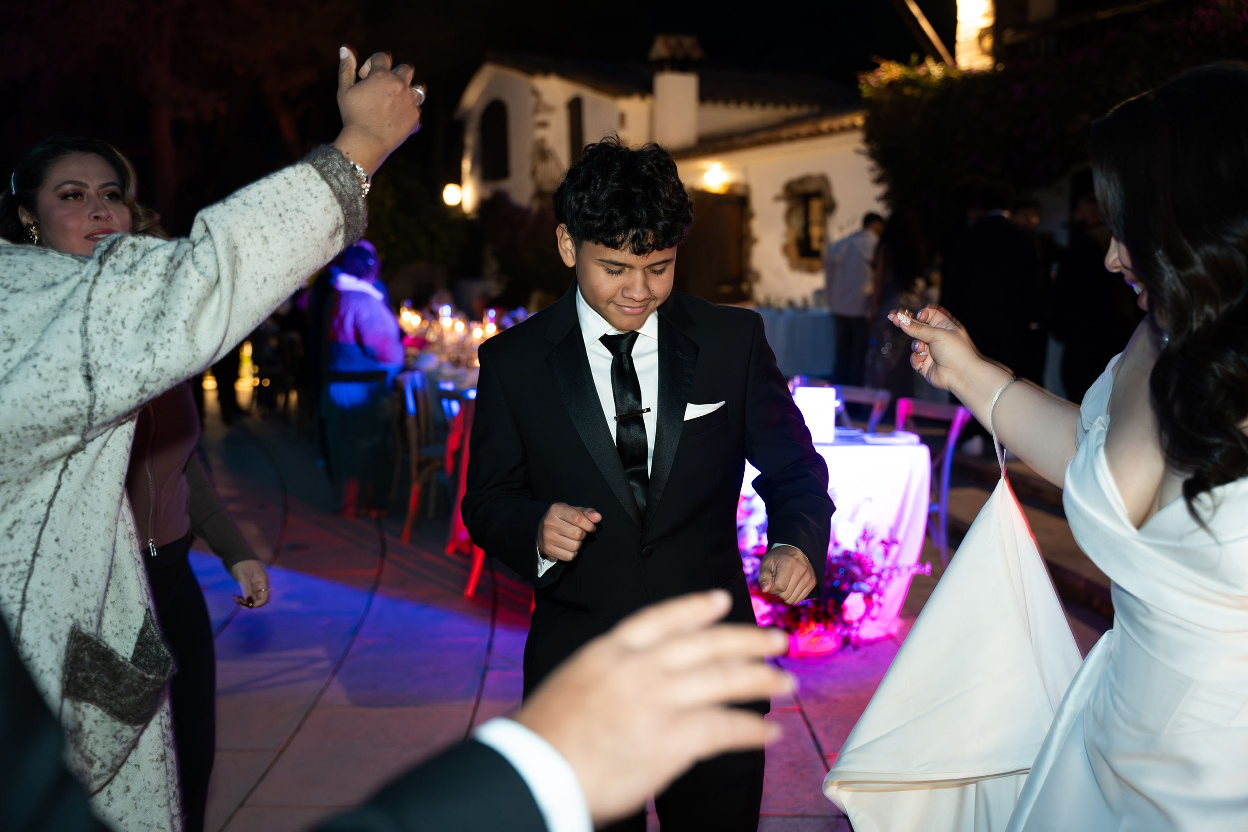 Donielle and Edwin. Fotógrafos de bodas de destino y creadores de contenido con base en España