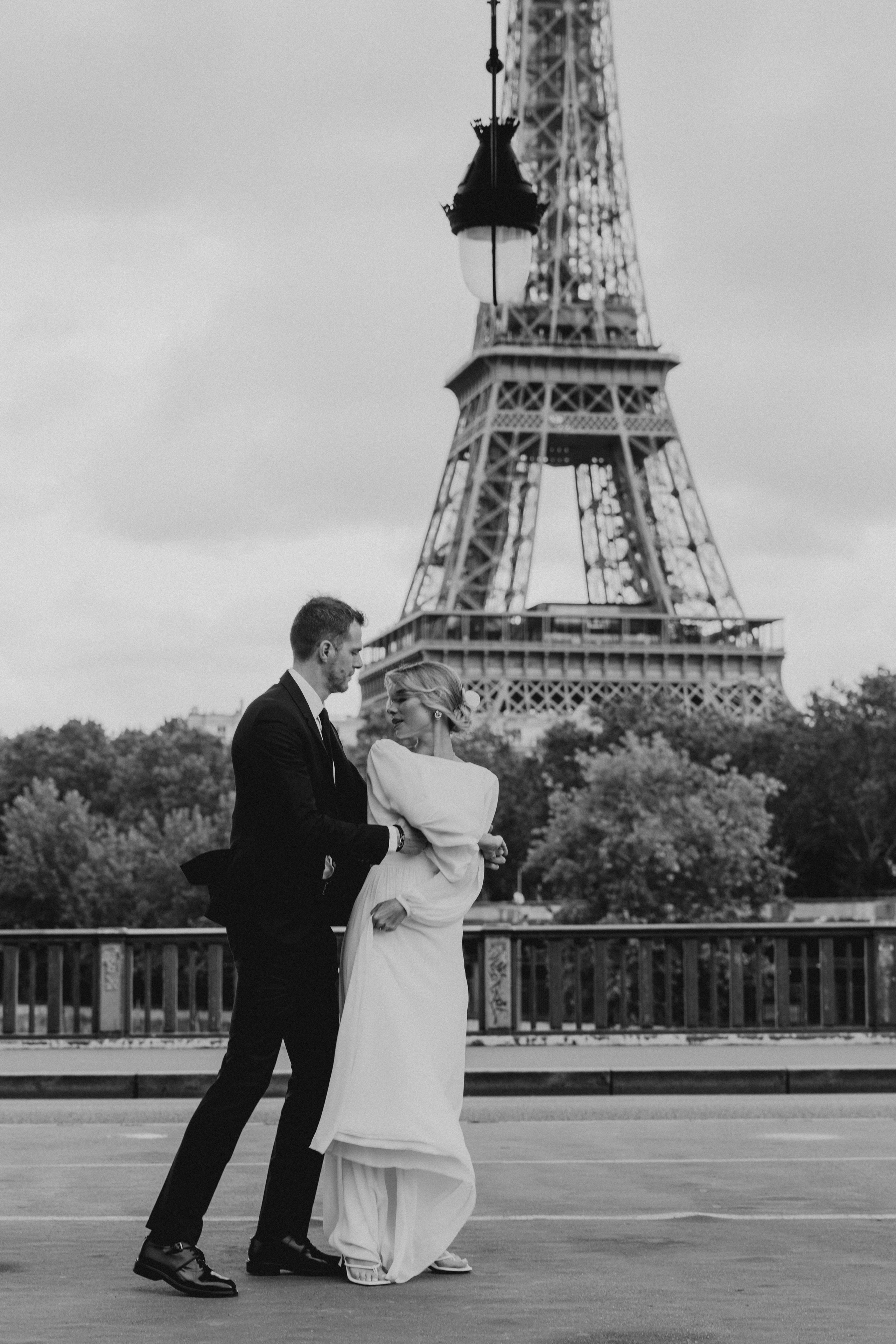 Elopement à Paris près de la Tour Eiffel — une histoire en noir et blanc. Photographe de mariage à Paris