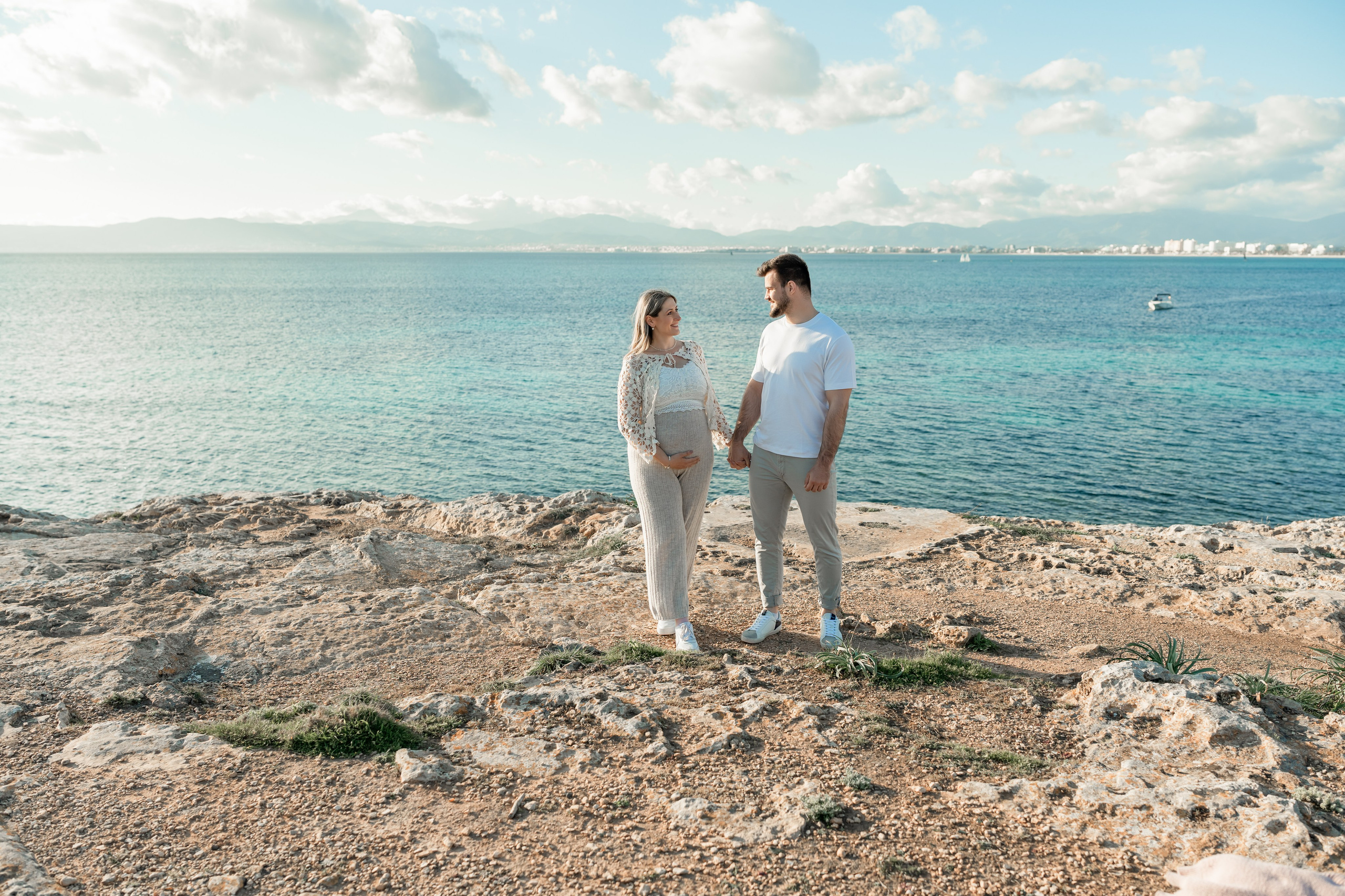 Schwangerschaftsshooting am Meer. Deine Fotografin auf Mallorca für Familien und Business