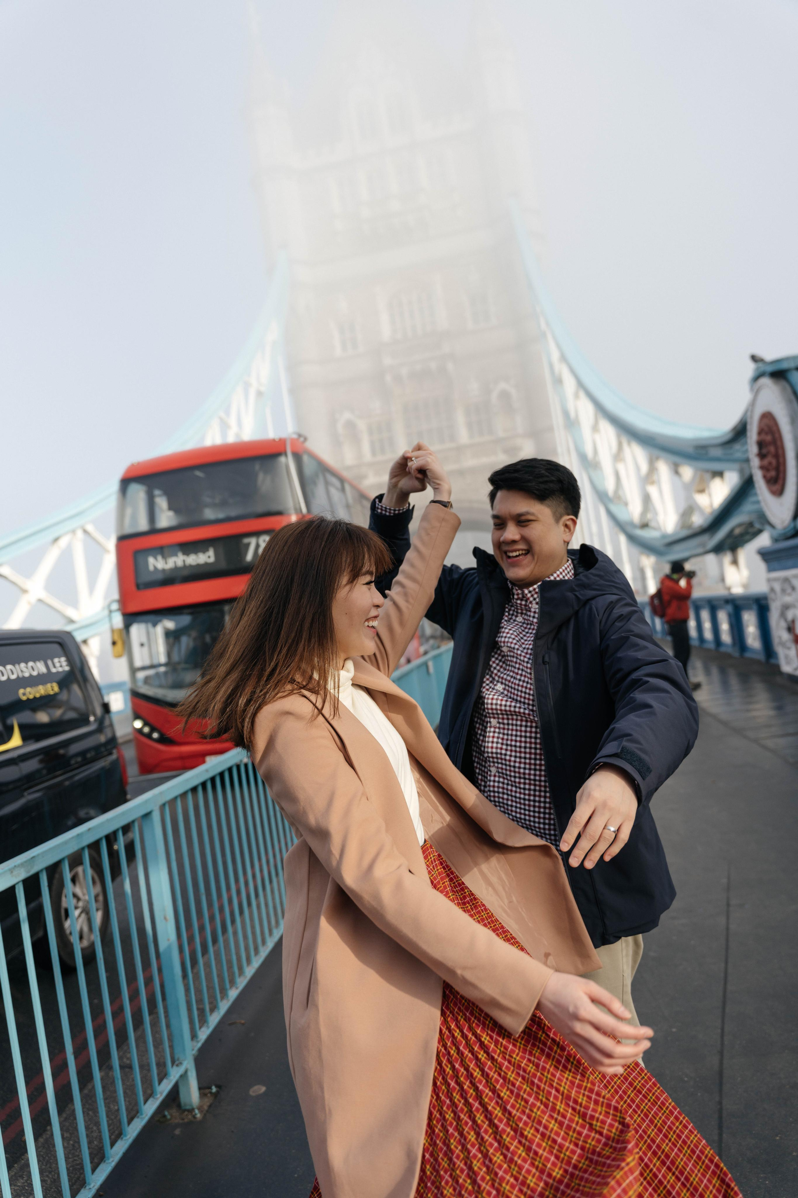 Foggy Hornung by Tower Bridge. London portrait and family photographer