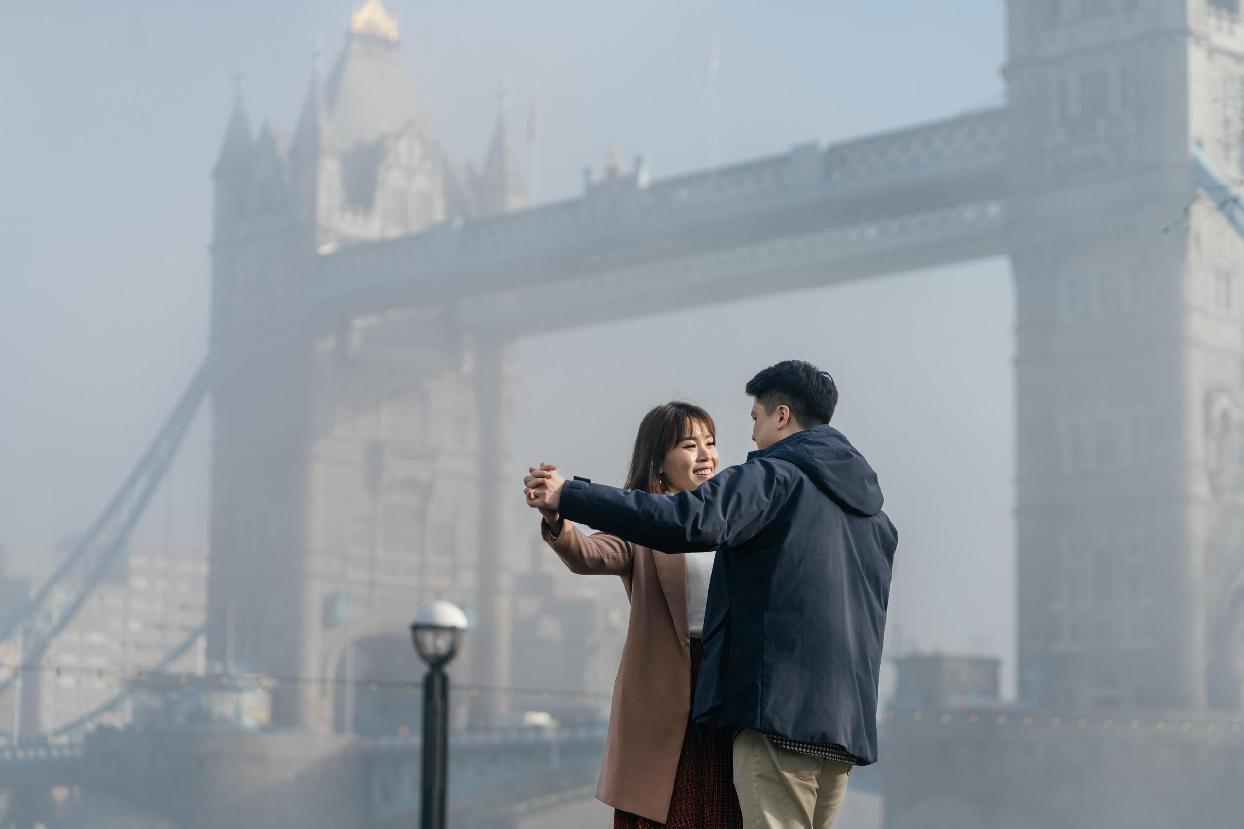Foggy Hornung by Tower Bridge. London portrait and family photographer