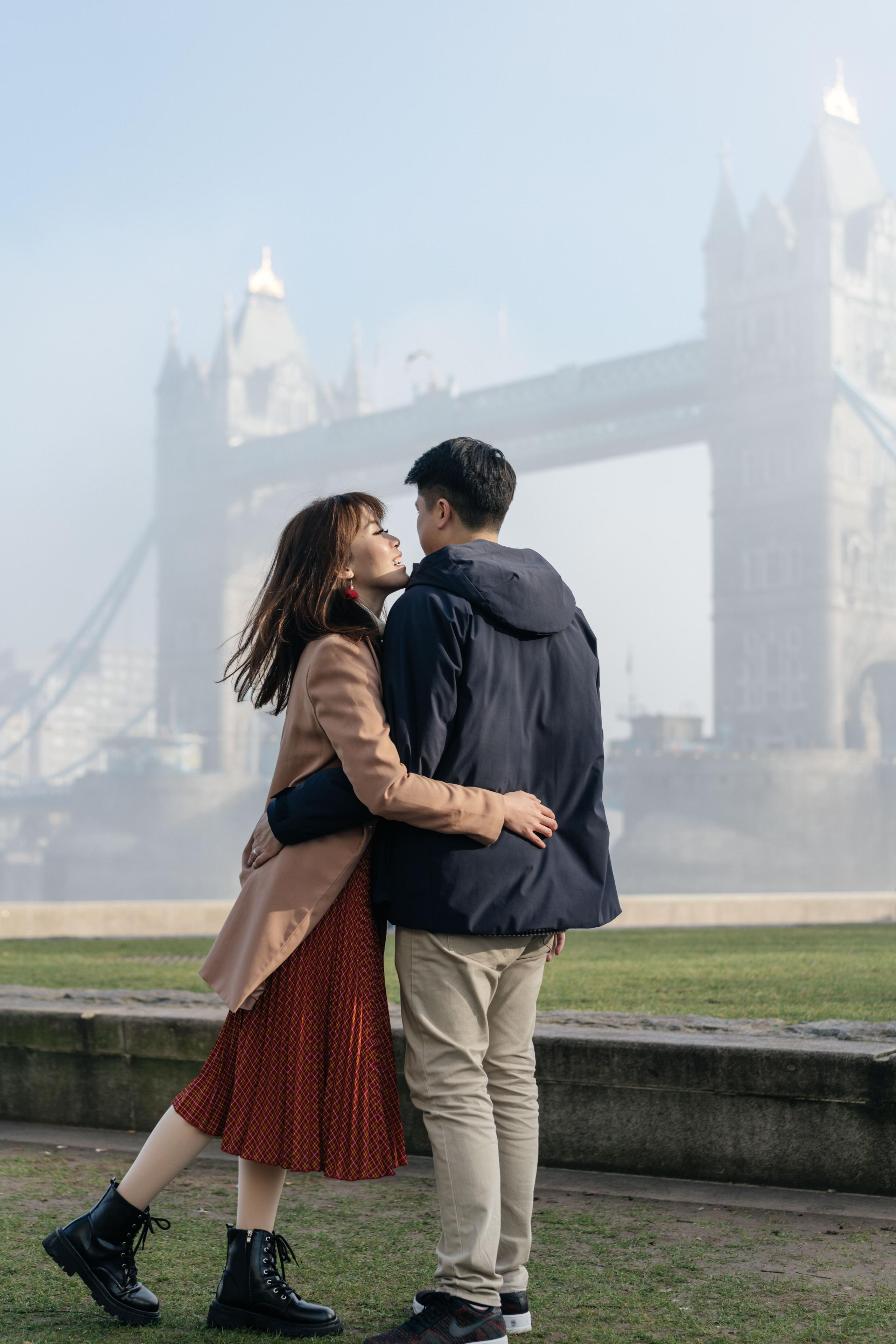 Foggy Hornung by Tower Bridge. London portrait and family photographer
