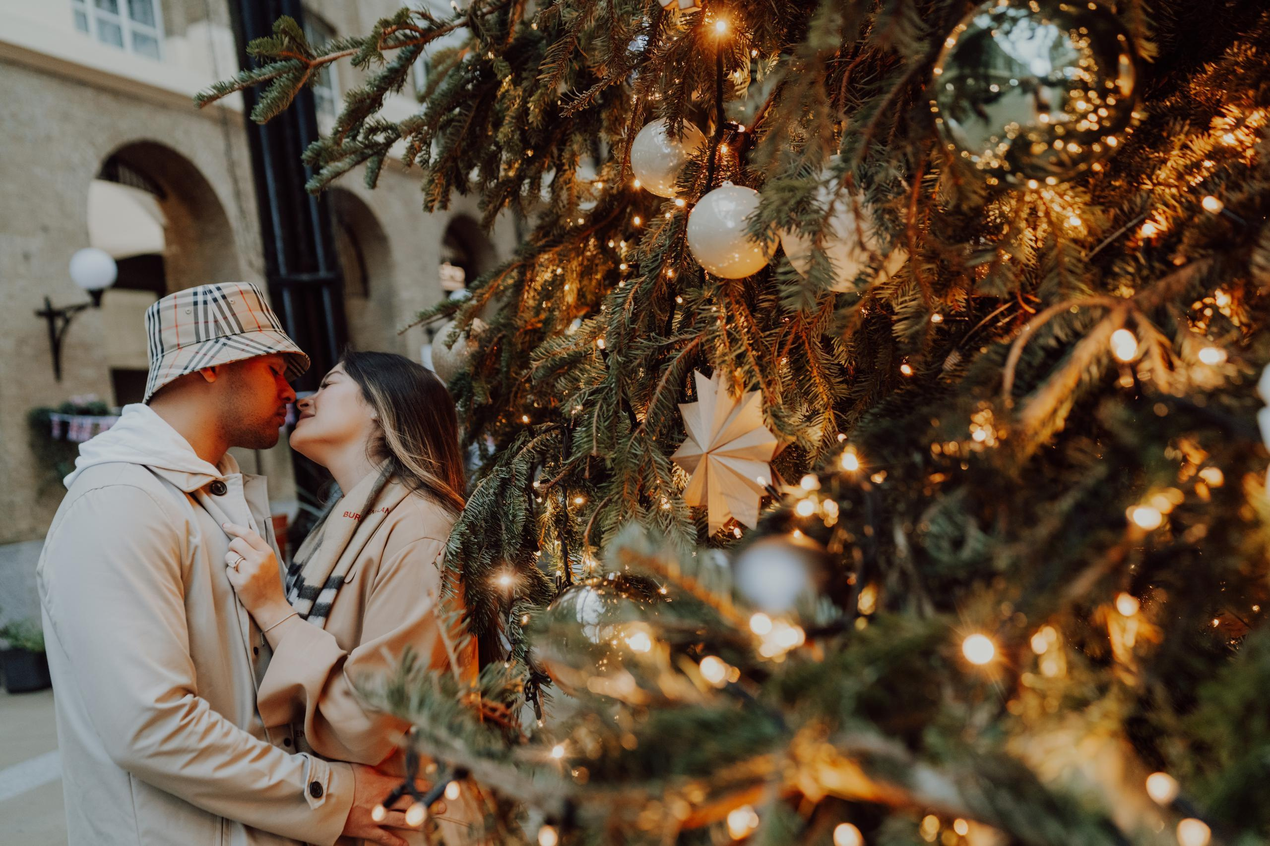 Rainy photo walk by Tower Bridge. London portrait and family photographer
