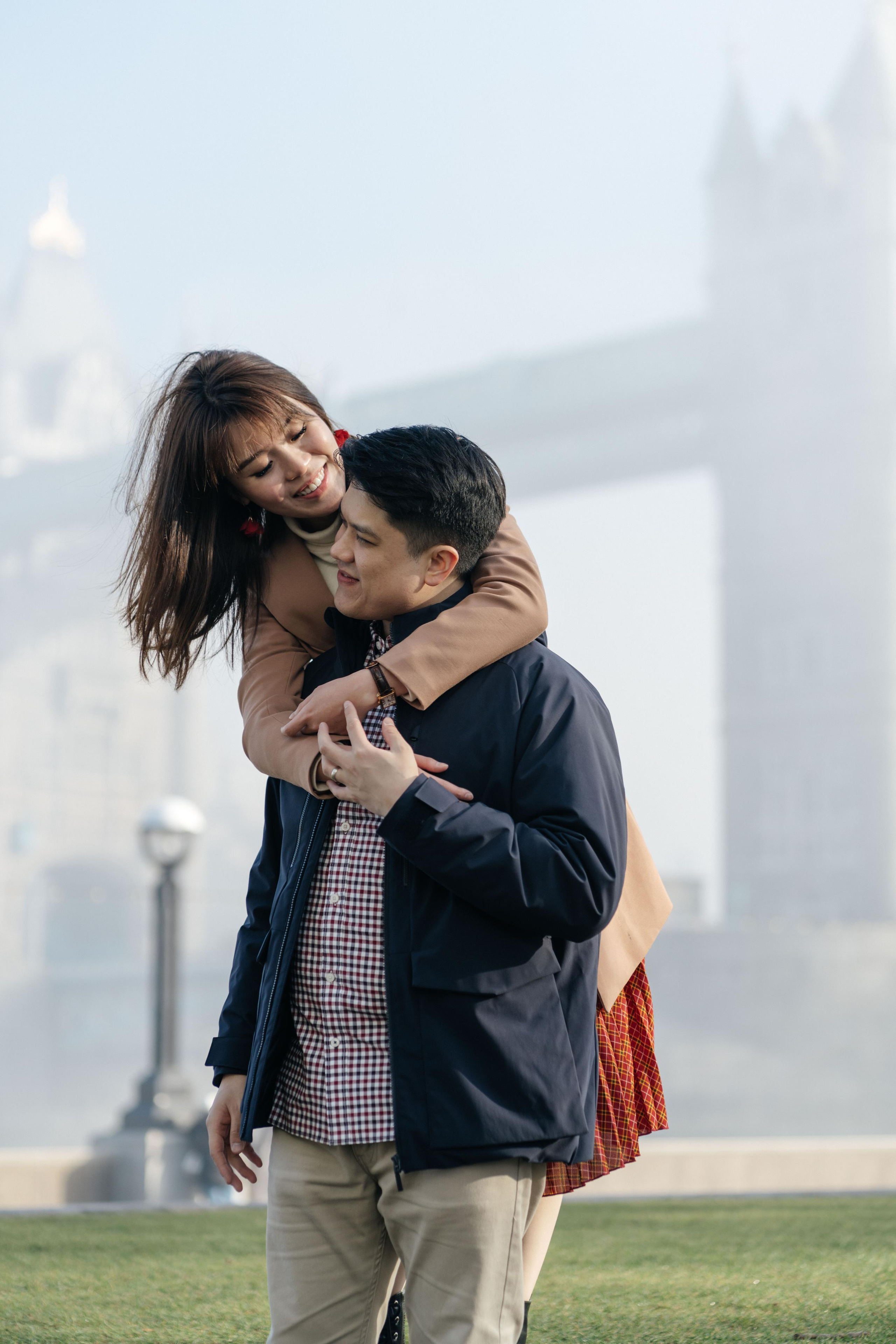 Foggy Hornung by Tower Bridge. London portrait and family photographer