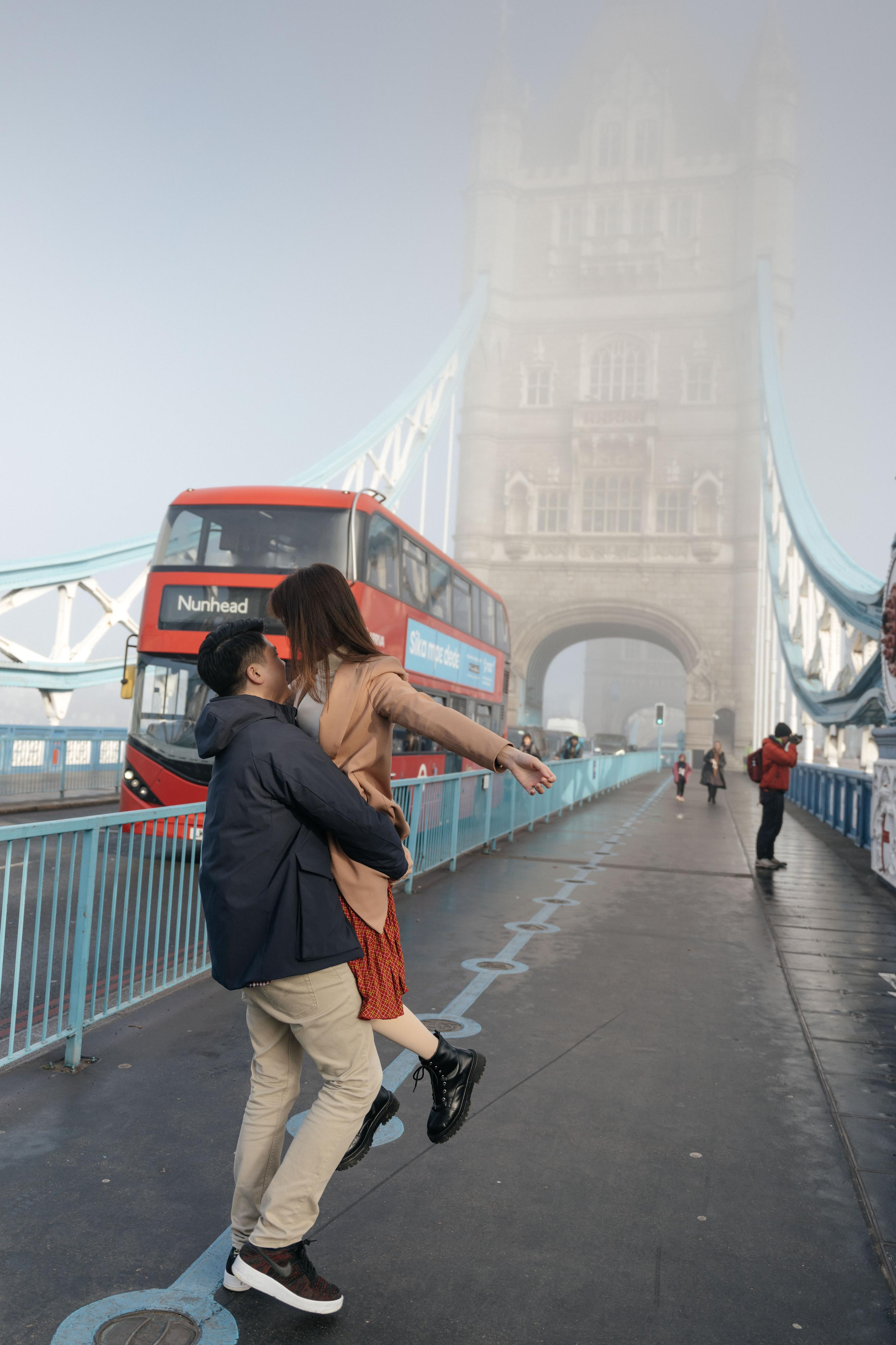 Foggy Hornung by Tower Bridge. London portrait and family photographer