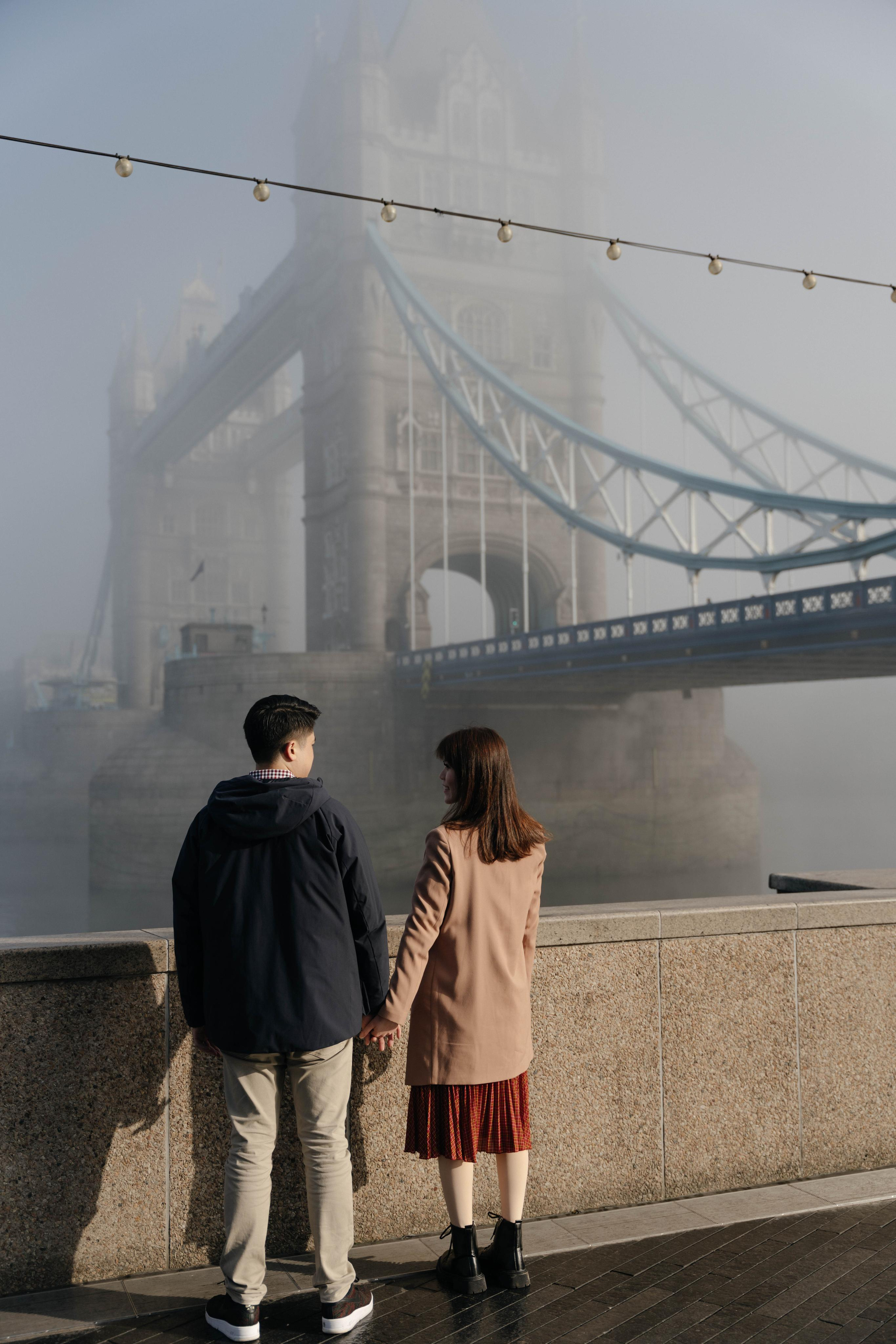 Foggy Hornung by Tower Bridge. London portrait and family photographer