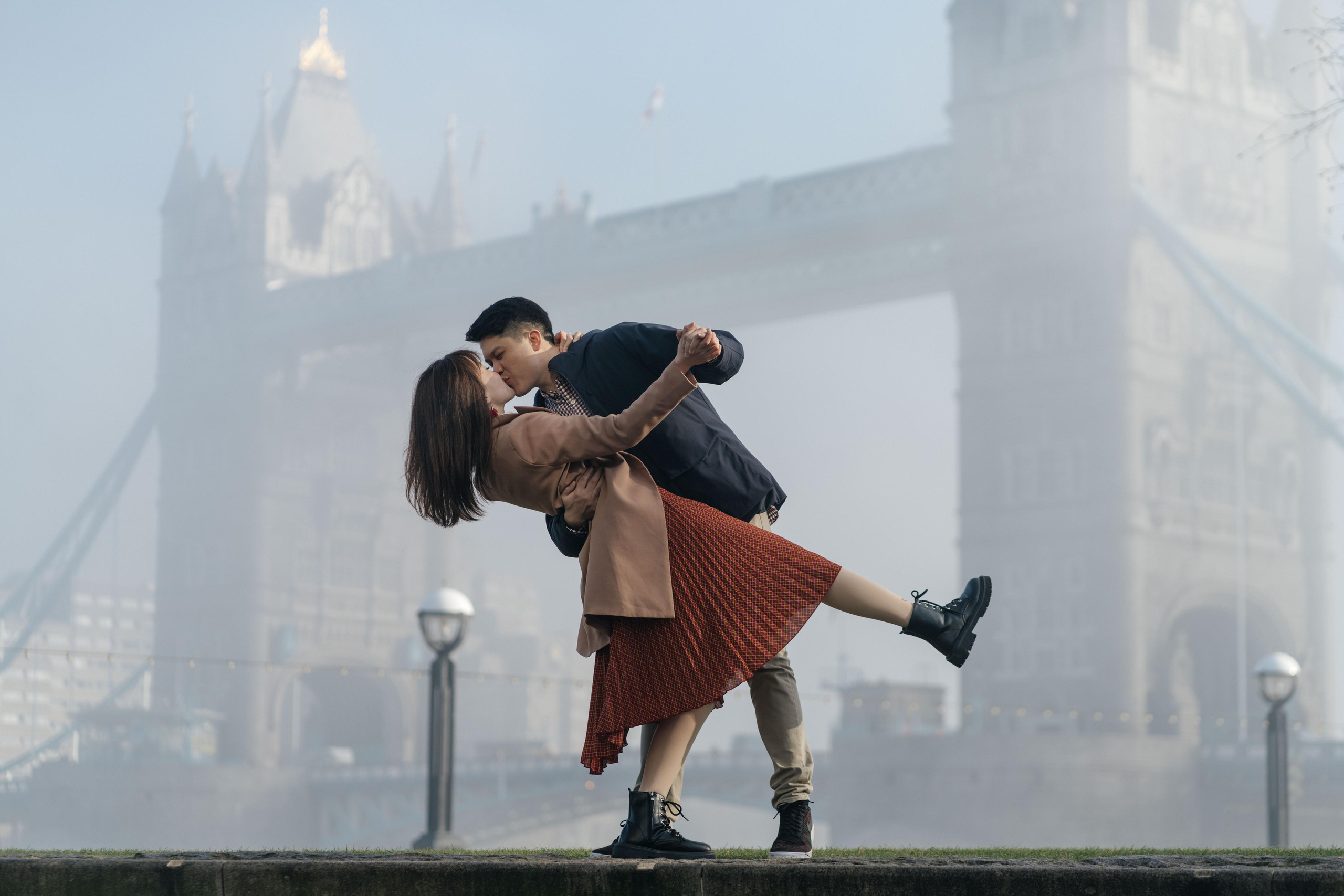 Foggy Hornung by Tower Bridge. London portrait and family photographer