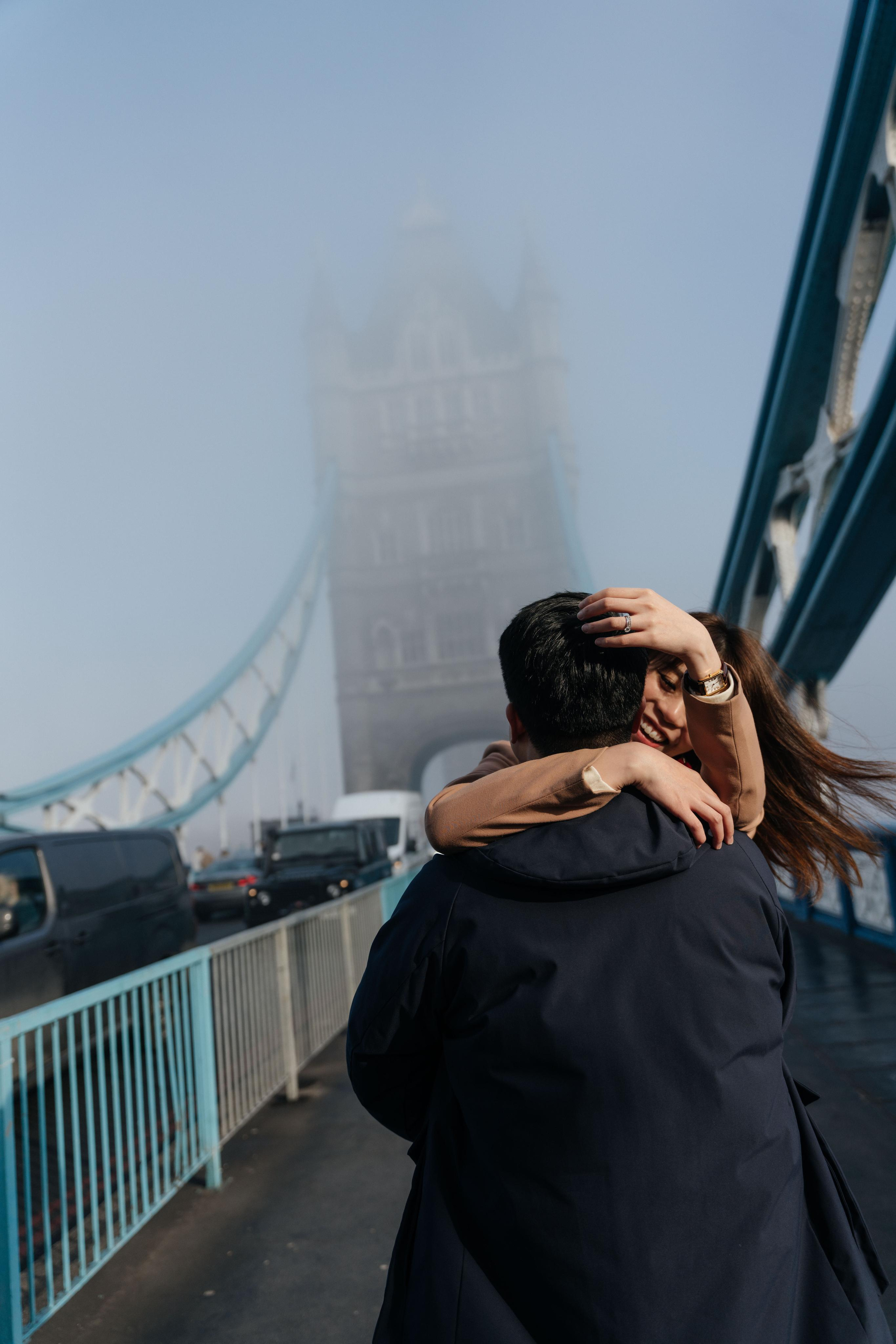Foggy Hornung by Tower Bridge. London portrait and family photographer