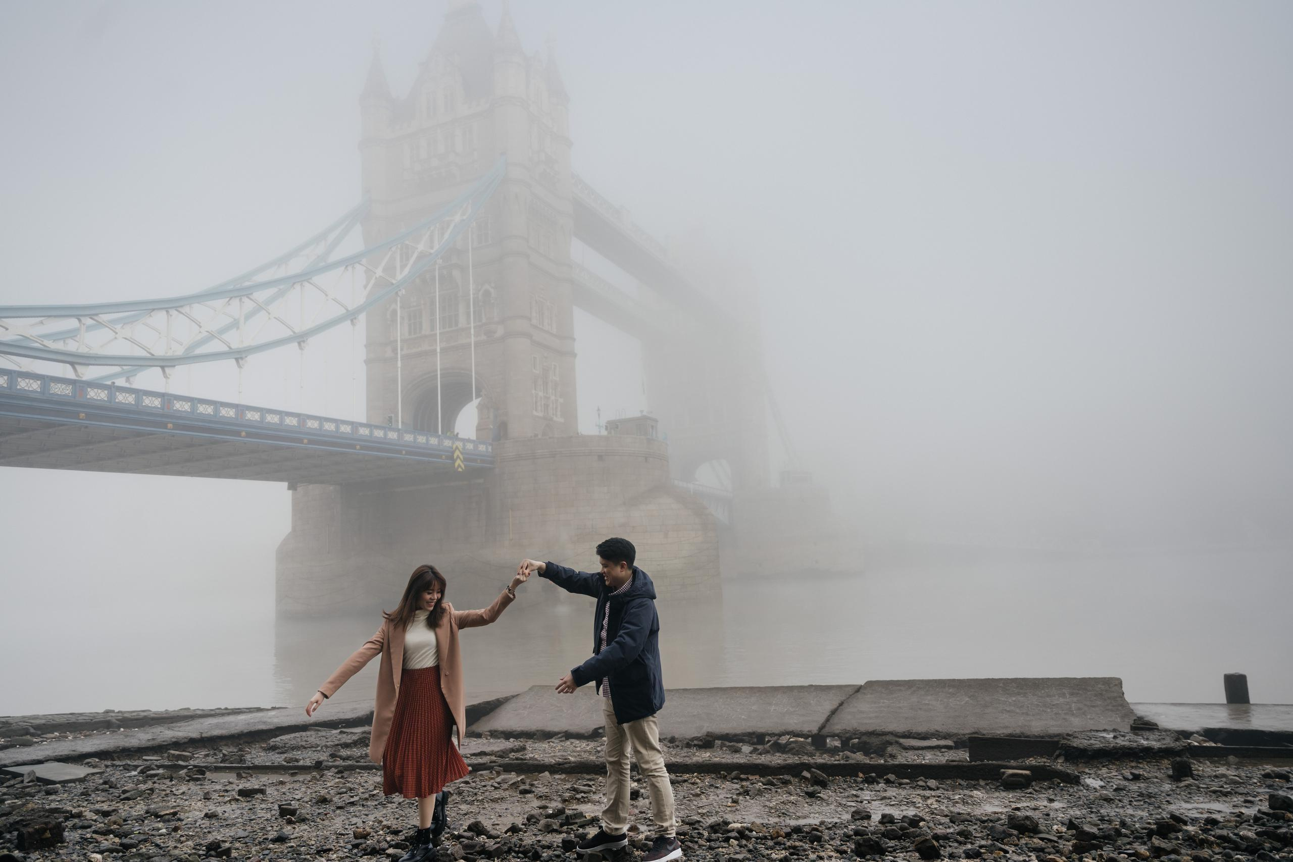 Foggy Hornung by Tower Bridge. London portrait and family photographer