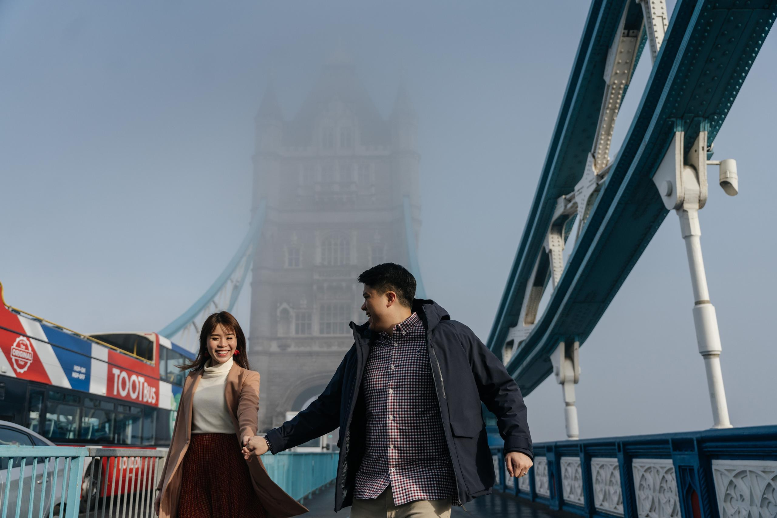 Foggy Hornung by Tower Bridge. London portrait and family photographer