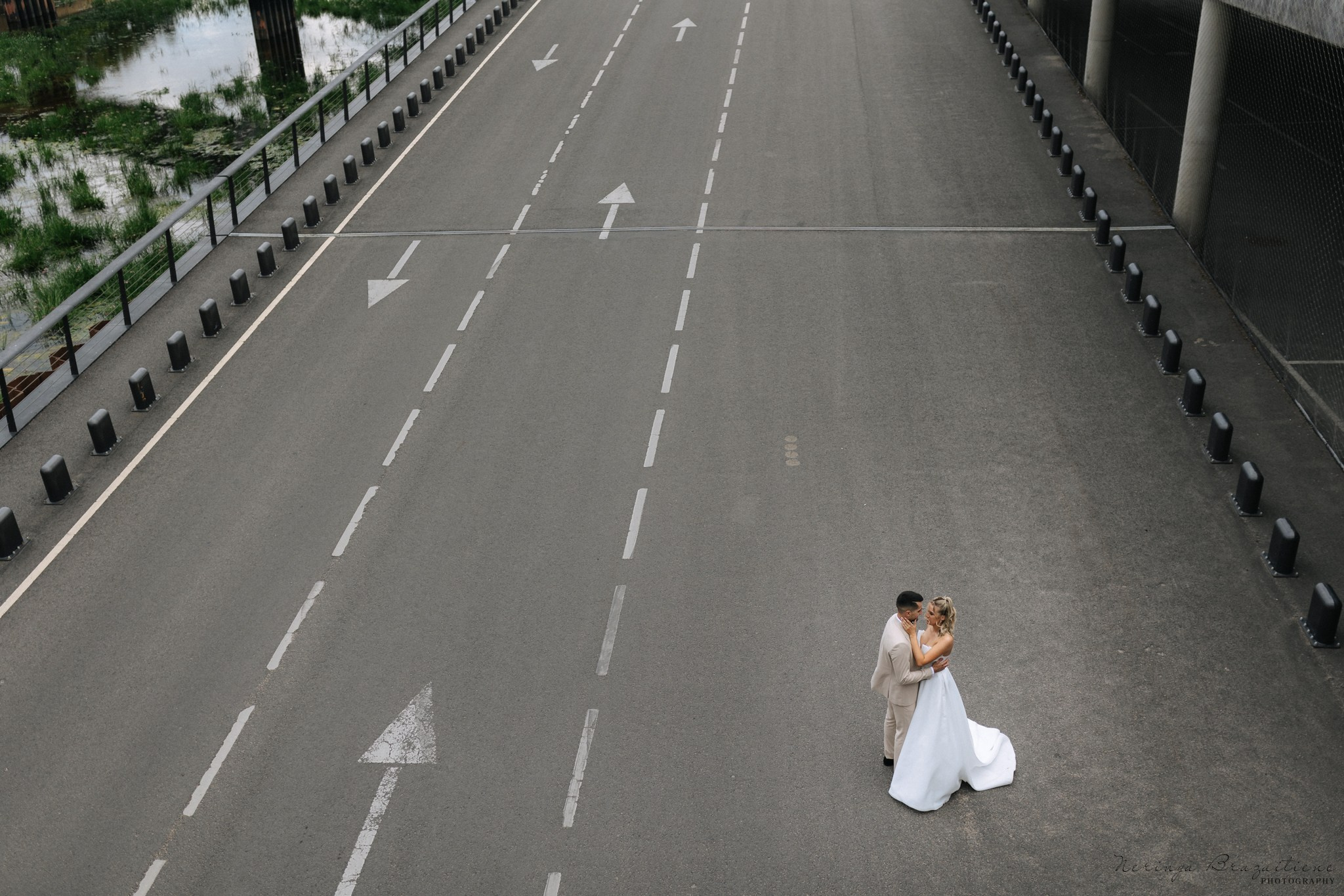 Vestuvinė fotosesija Kaune, Vienybės aikštėje, prie Lietuvos banko