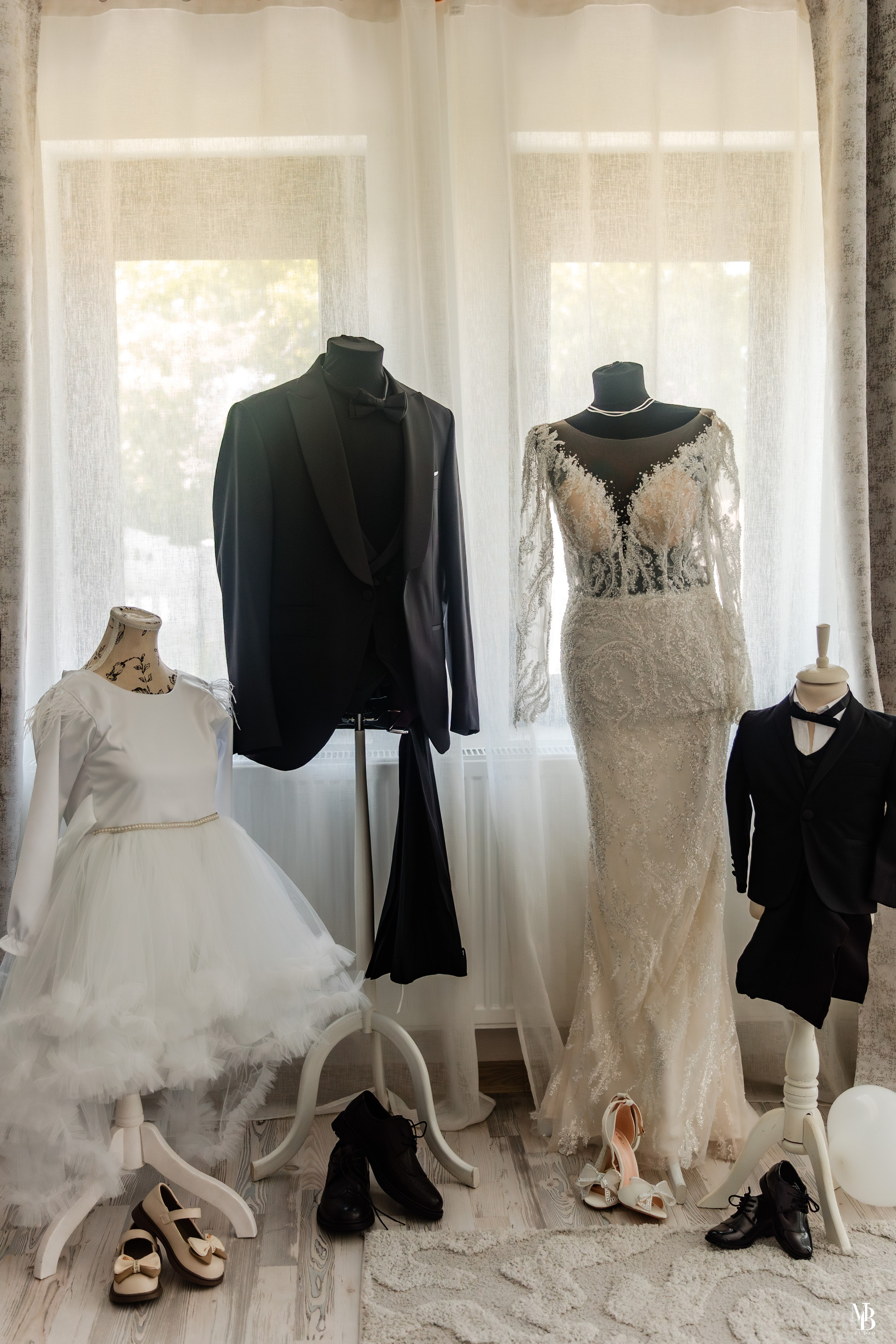 Cristina și Angelica. MBT STUDIO