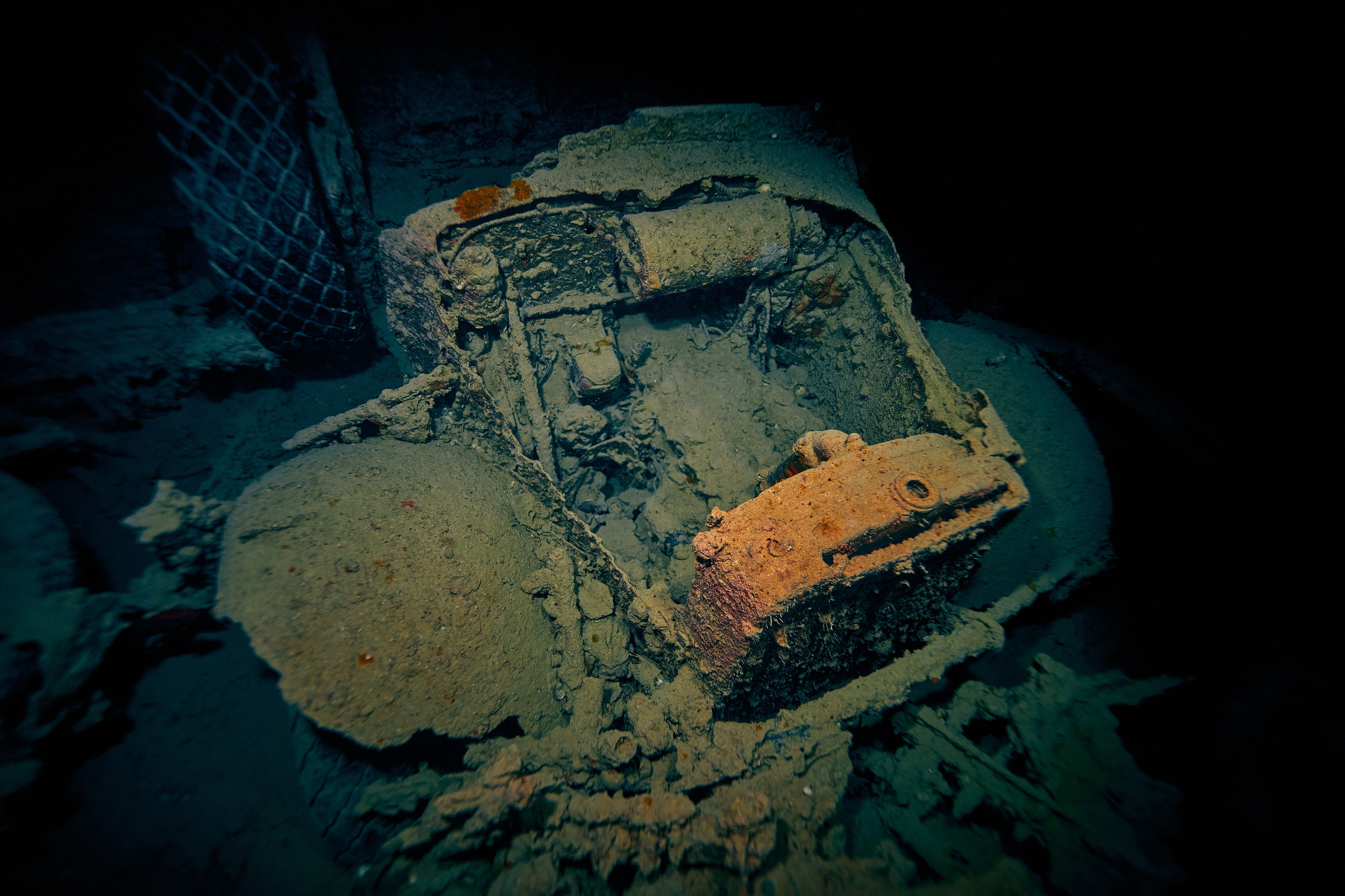 Underwater photographer Andriej Szypilow - photos of the mysterious SS Thistlegorm - sunken ship in the red sea