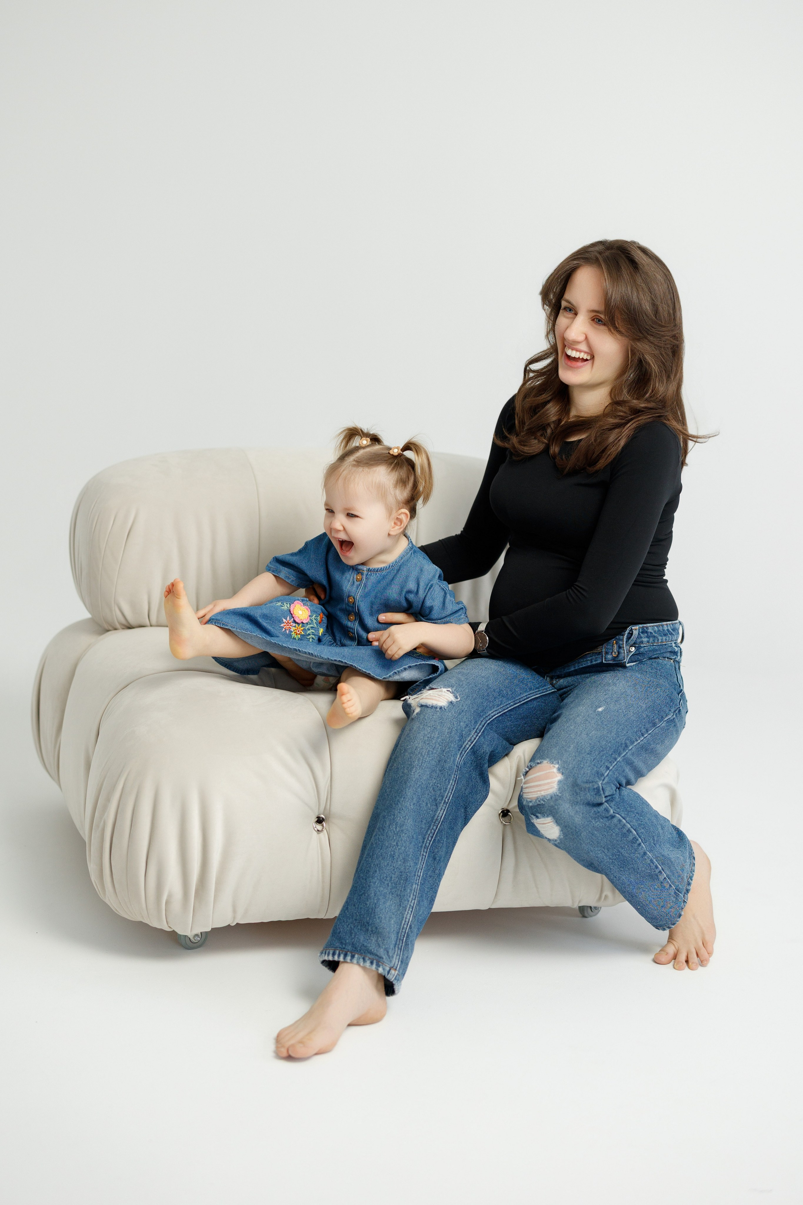 Ședință Foto de Familie — Stil Minimalist pe Fundal Alb. Scarlat Photography