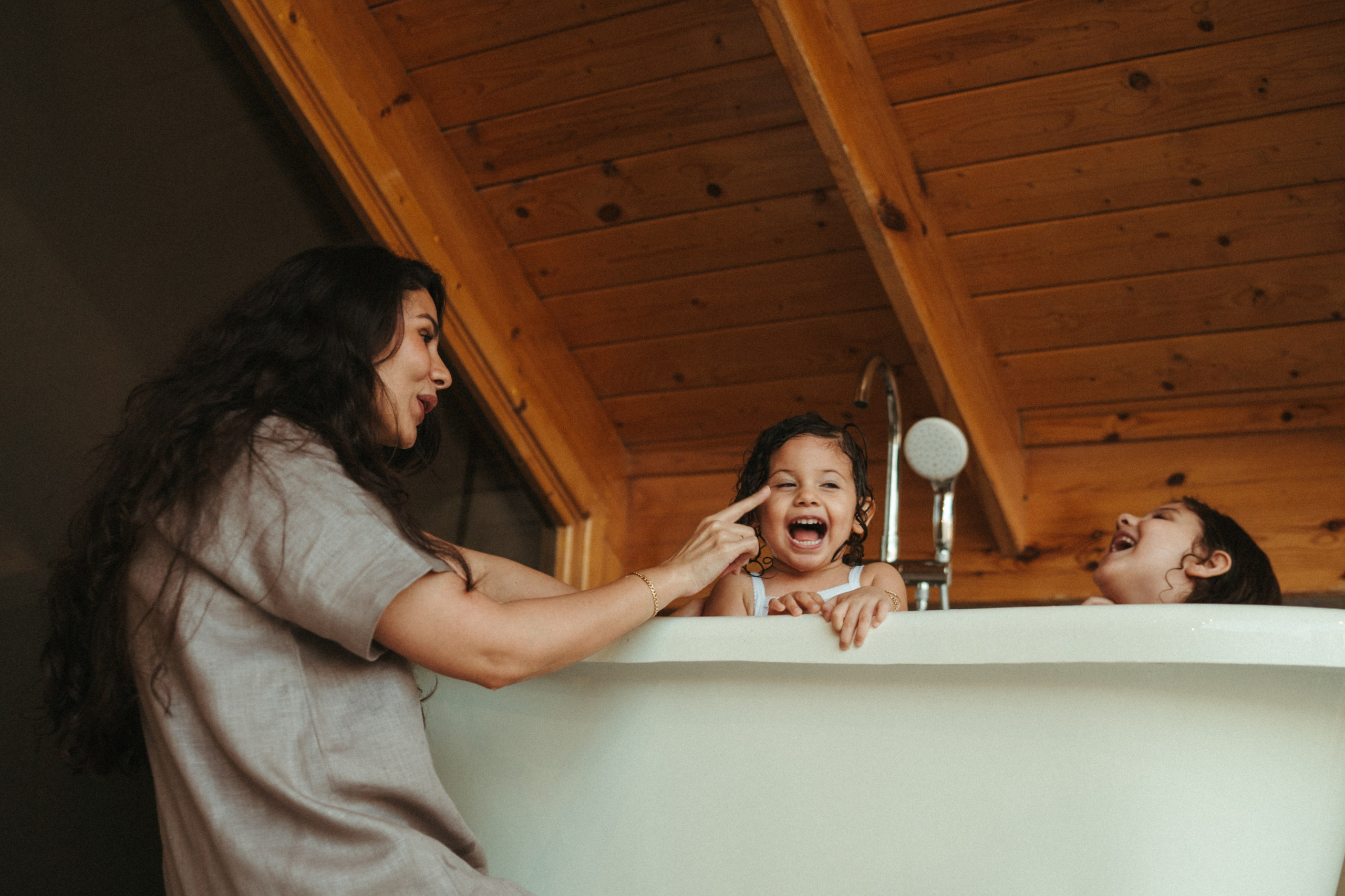 Amnah with daughters. Family photographer in Saudi Arabia