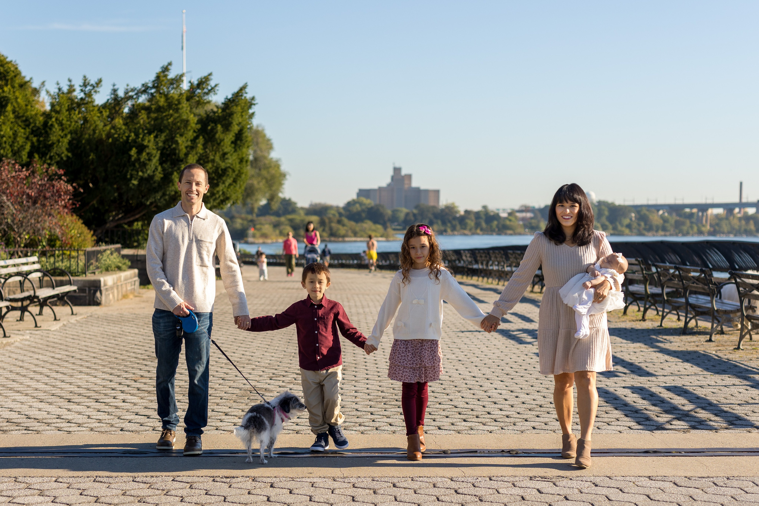 Family photoshoot in Carl Schurz Park. Family, lifestyle, and commercial photography in New York and New Jersey
