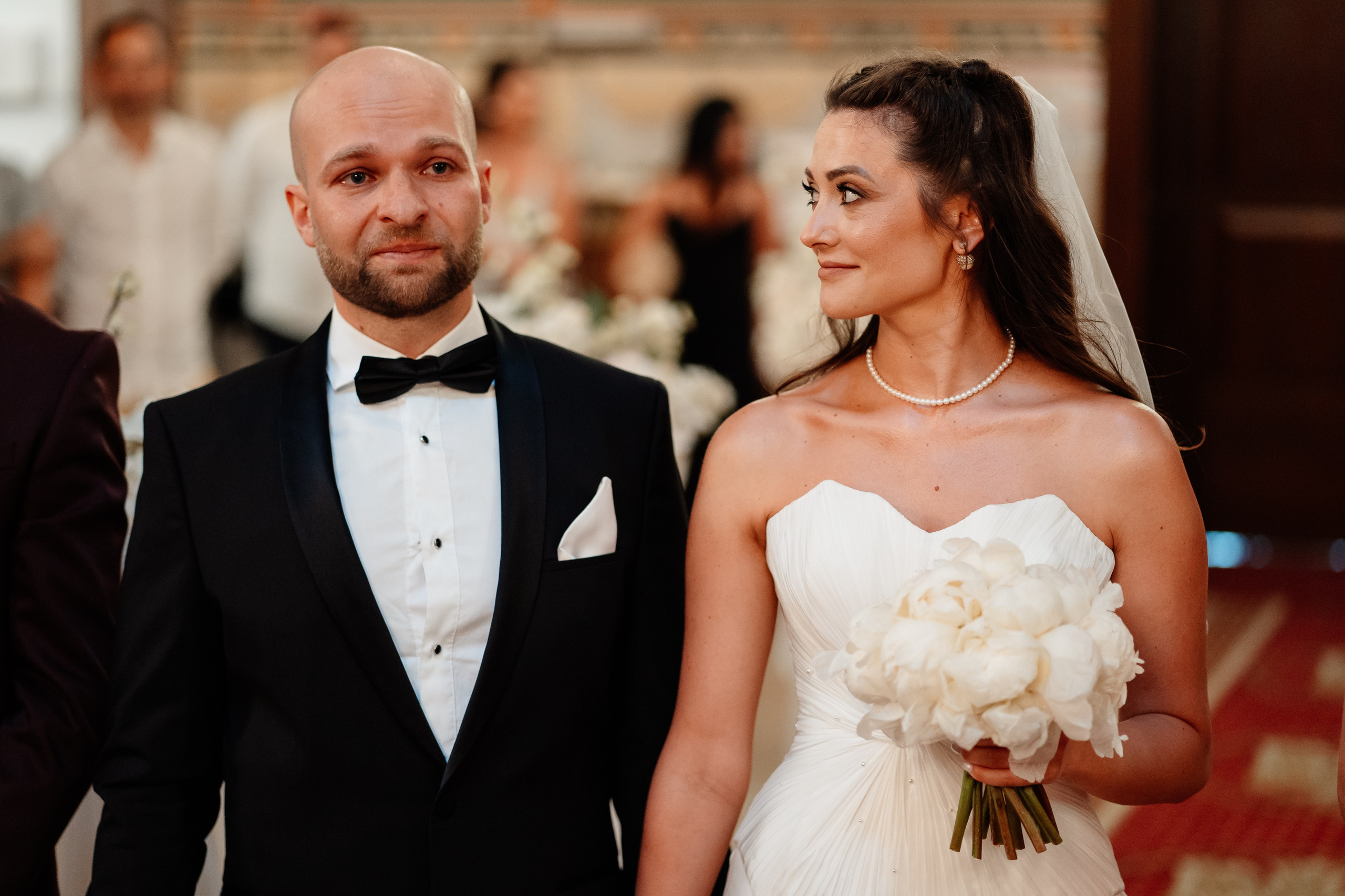 Moment emoționant între miri în ziua nunții, surprins într-un cadru natural și romantic, la Bokka Buftea. Fotografie de nuntă profesională, editată artistic pentru a evidenția emoția și eleganța evenimentului.