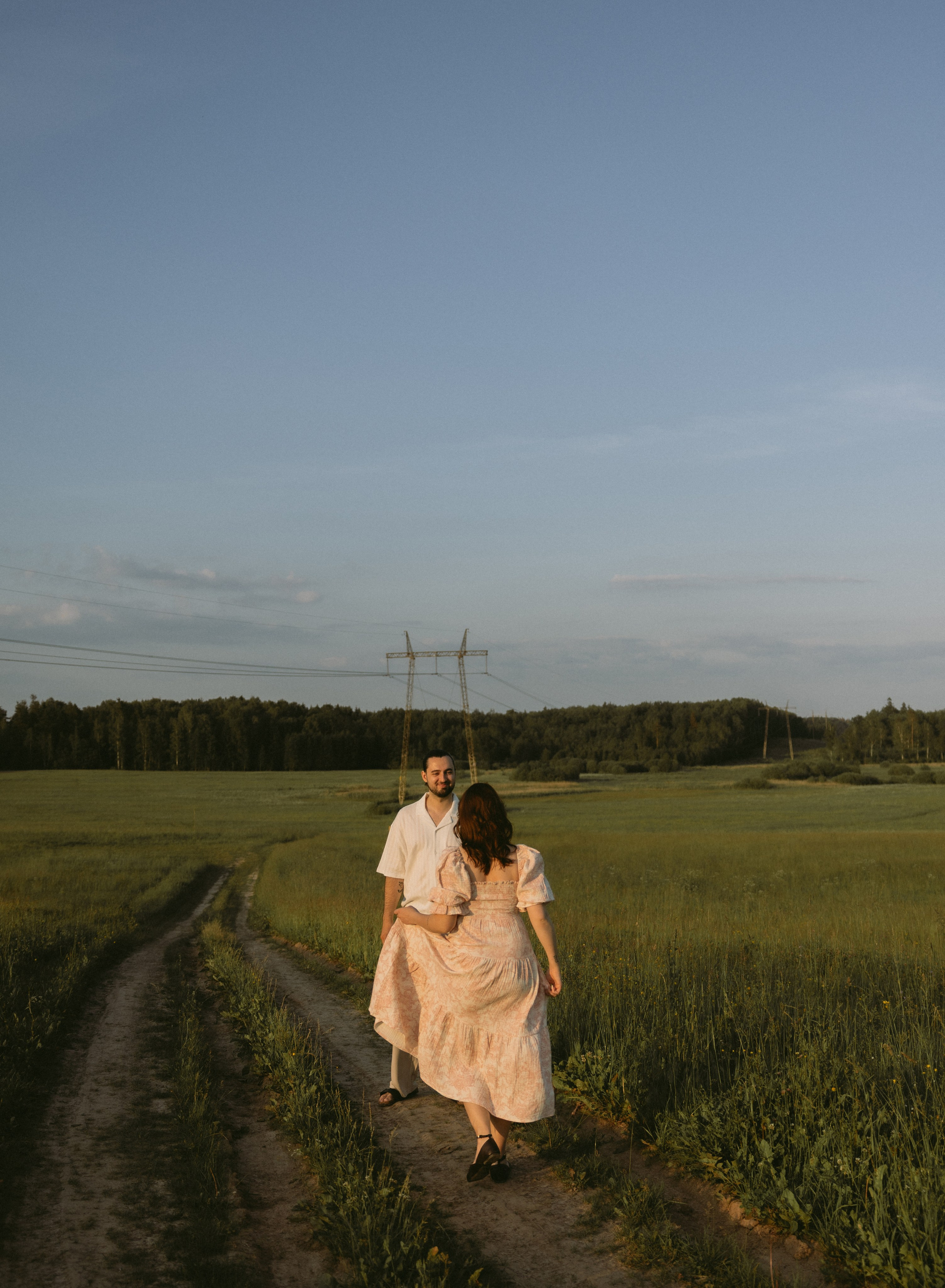 Lera & Maksim | laukimo fotosesija pievoje saulei besileidžiant. Vestuvių ir šeimų fotografė Lena Bondarenko / belove photo