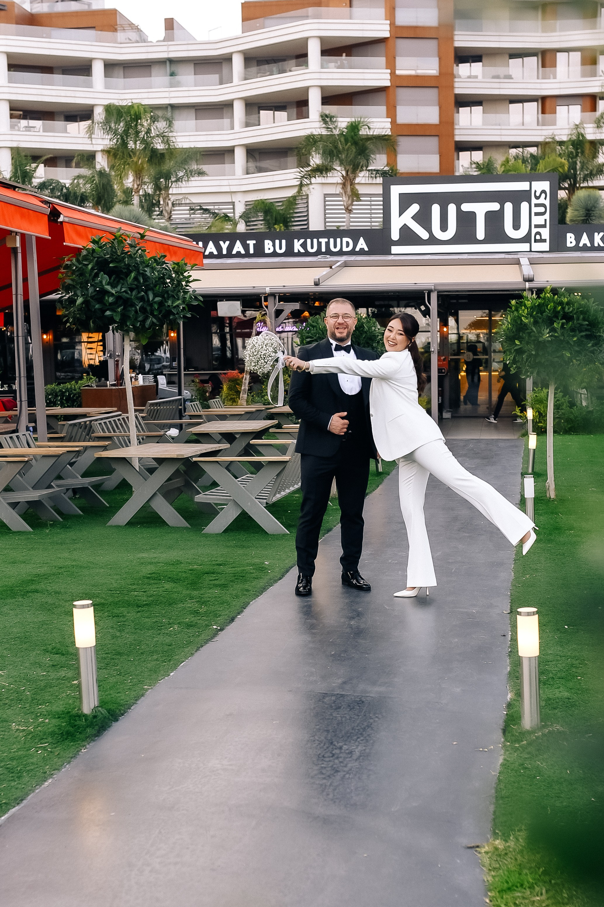 Свадьба в Анталии — это море, свет, любовь и свобода. Я свадебный фотограф в Анталии, снимаю живые свадебные истории, полные эмоций, нежности и движения. Фотосессии на побережье, в отелях и красивых локациях Турции для пар, которые хотят сохранить настоящие чувства.