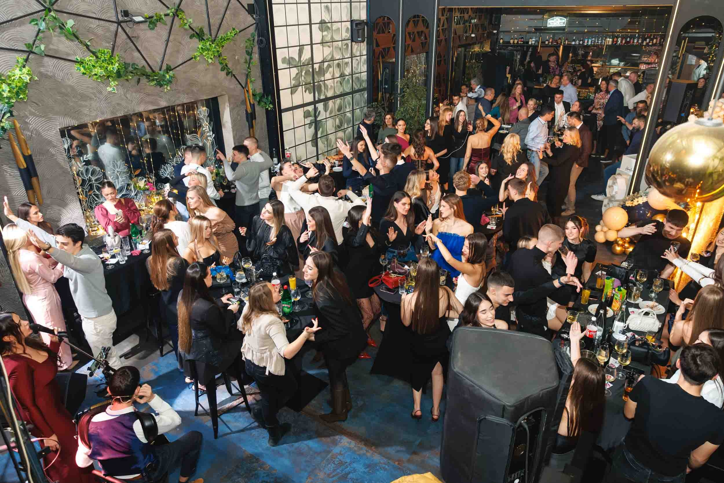 Vrhunac proslave 18. rođendana pod scenskom rasvetom, profesionalni fotograf beleži energiju i ples u SHOWROOM prostoru.