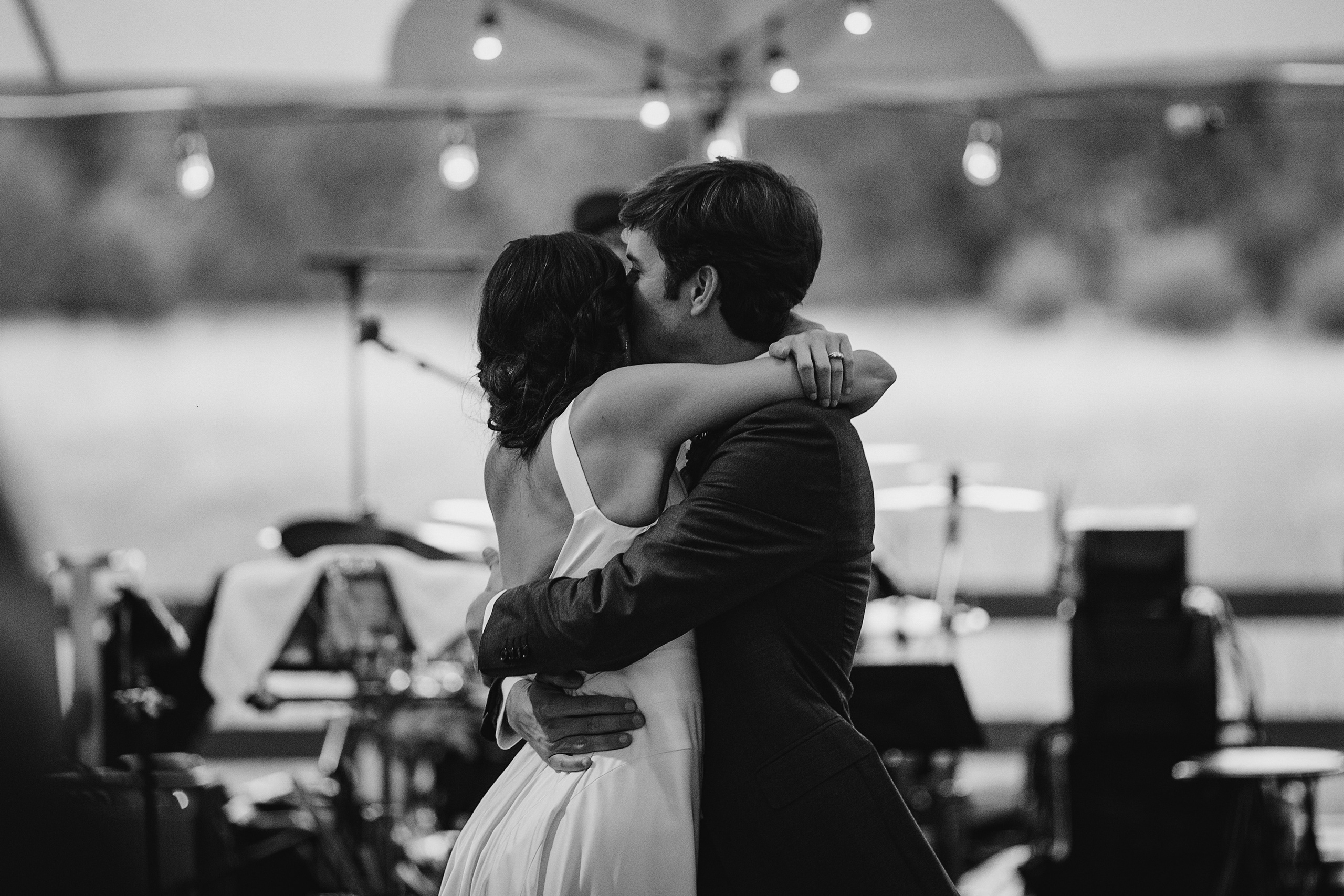 Фотограф в Ирландии Дублин свадьба жених невеста обнимаются фотки топ свадебных фотографов