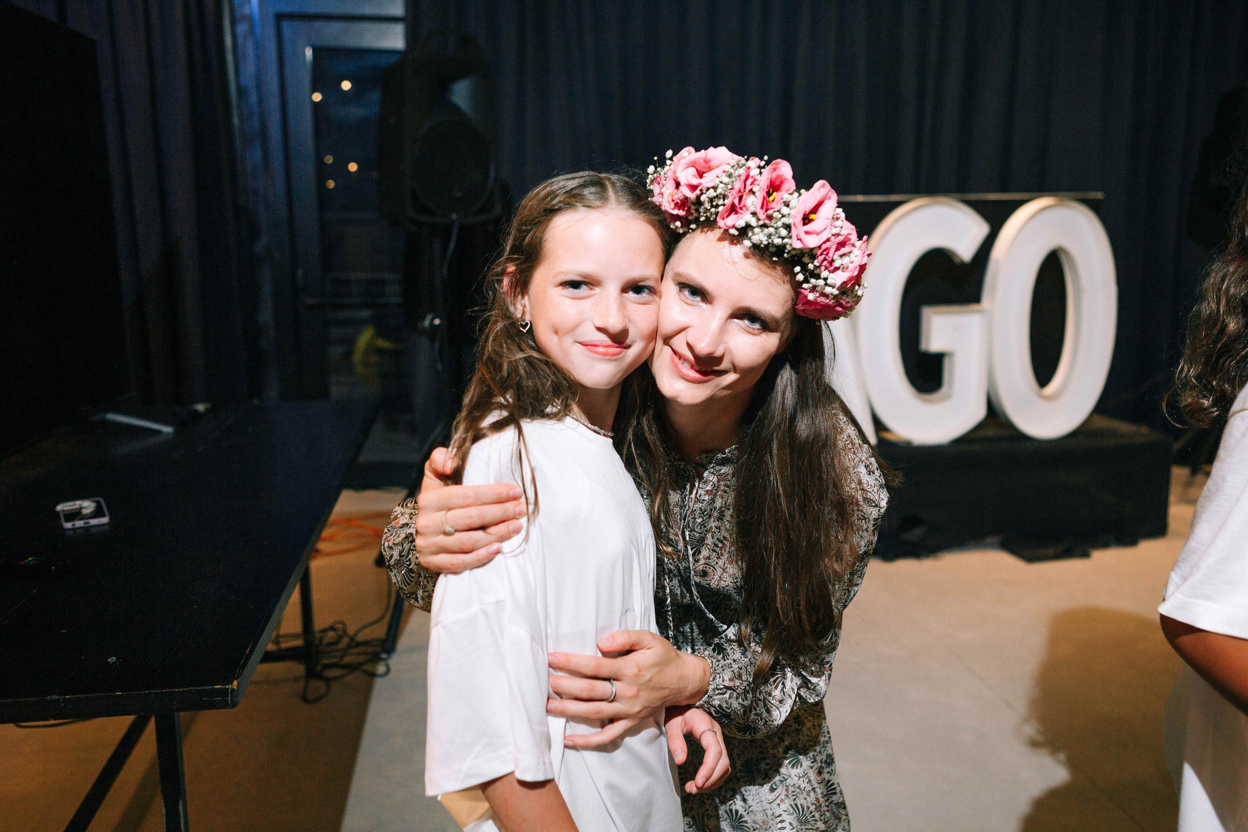 PARTY WITH FRIENDS. Https://shi-photo.com/