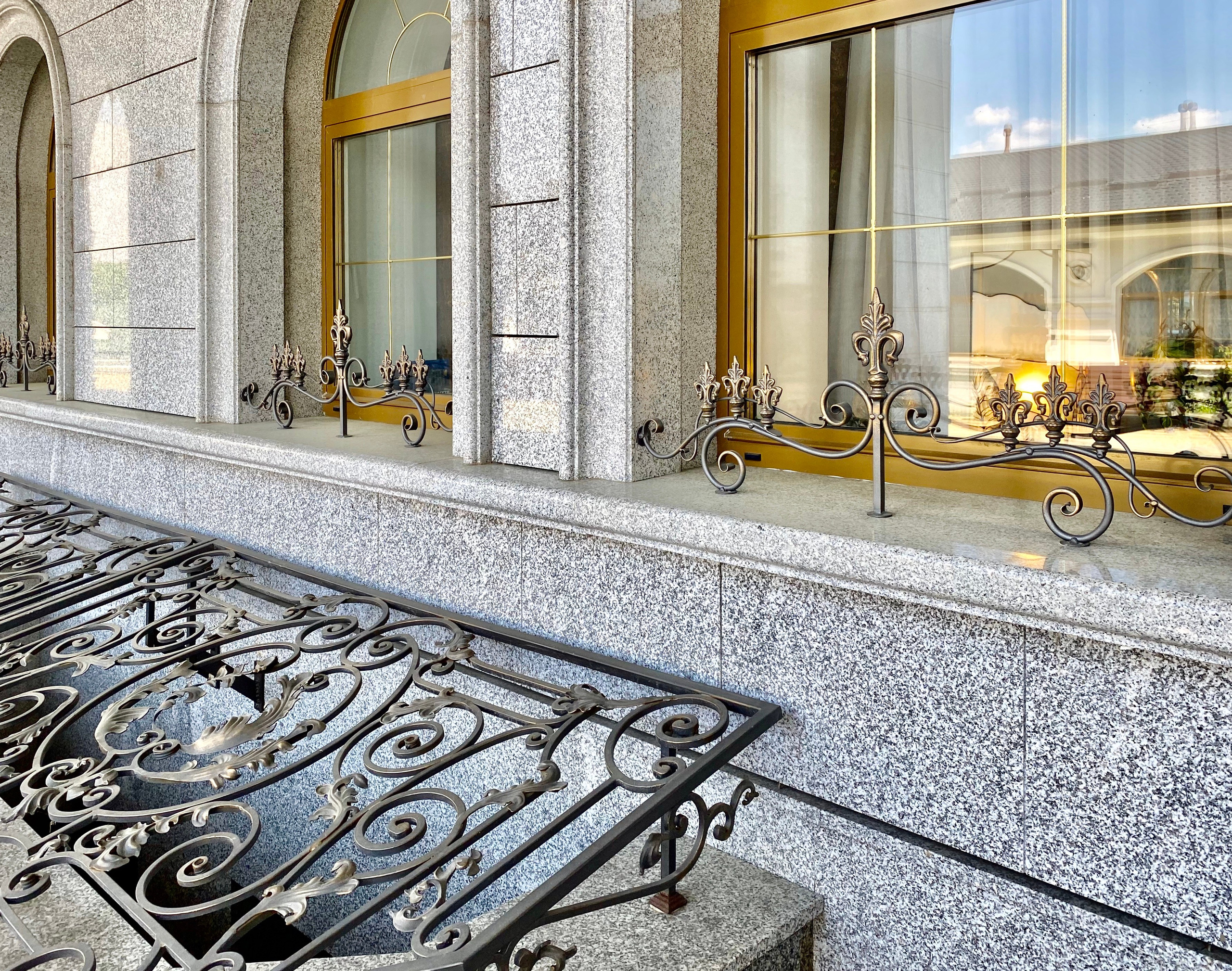 Цветочницы Храма-памятника в честь Всех Святых и в память о жертвах, спасению Отечества нашего послуживших в городе Минске Минской Епархии Белорусской Православной Церкви. 2018 - 2020 г. Сталь, лазерная резка, художественная ковка, сварка.