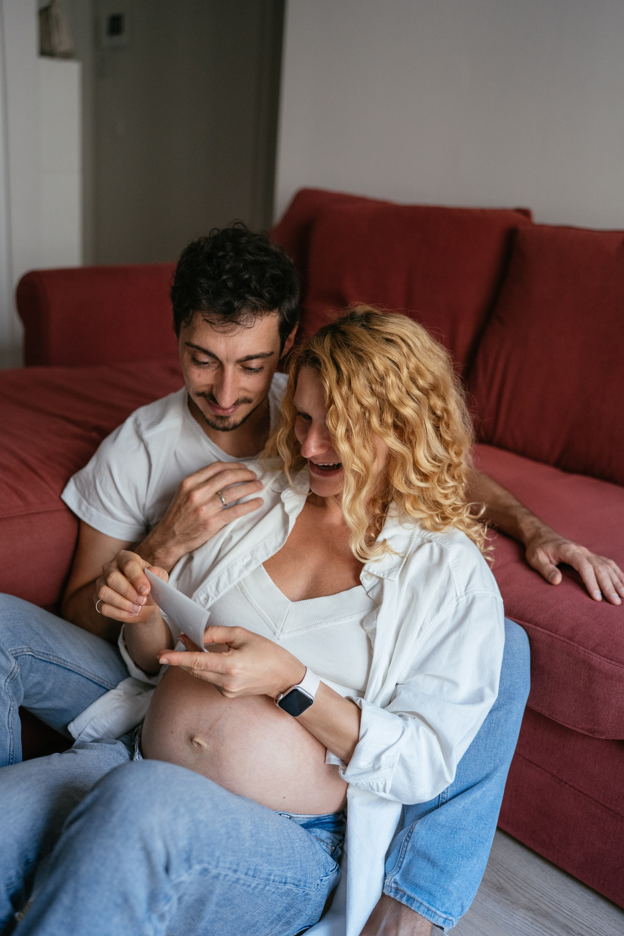 Candid pregnancy photoshoot in the park. Photographer in Madrid, Spain. Alyona Belyaninova