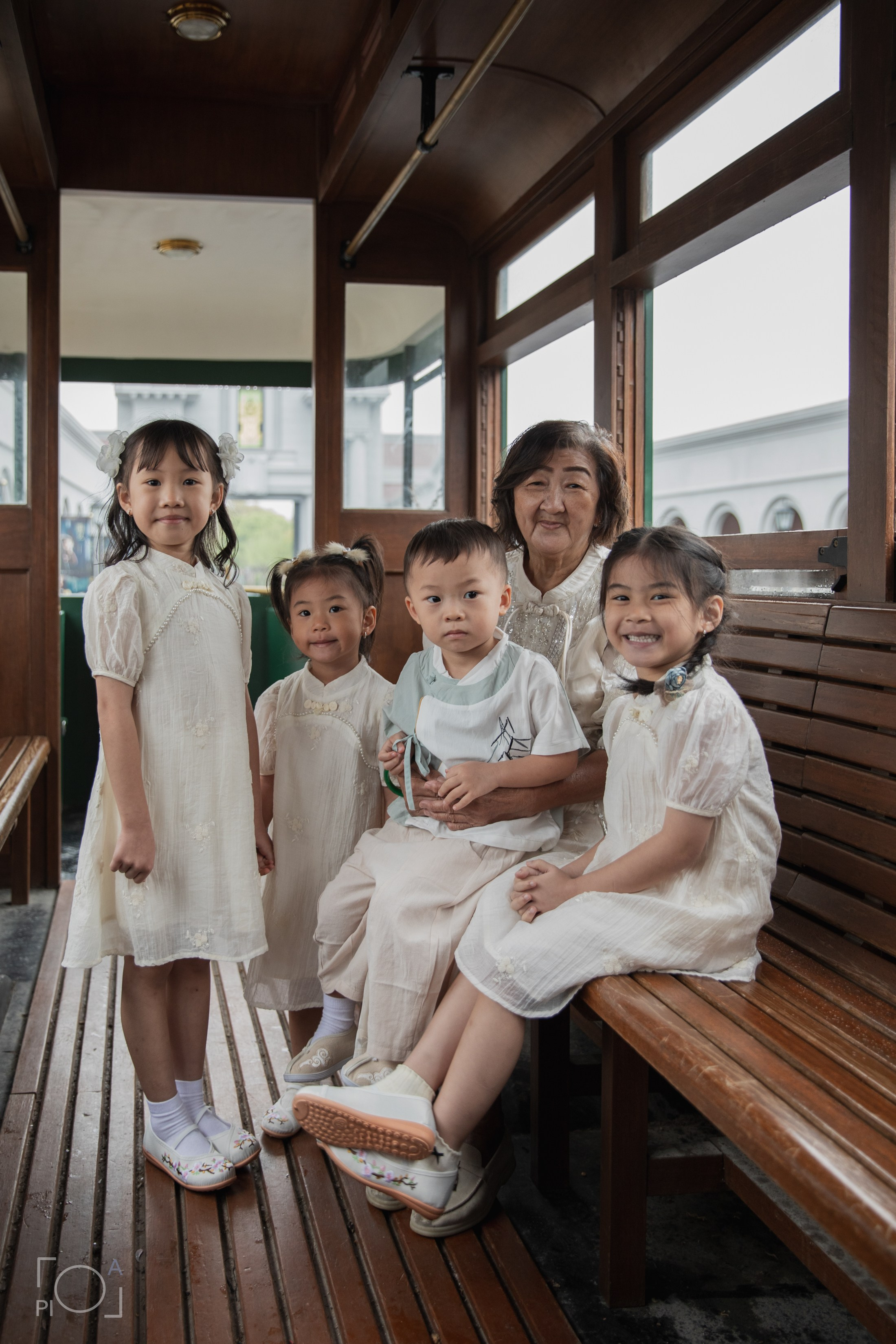 Shanghai 1930s retro photo shoot at Shanghai photo studio. Family photo shoot in Chinese retro style. 