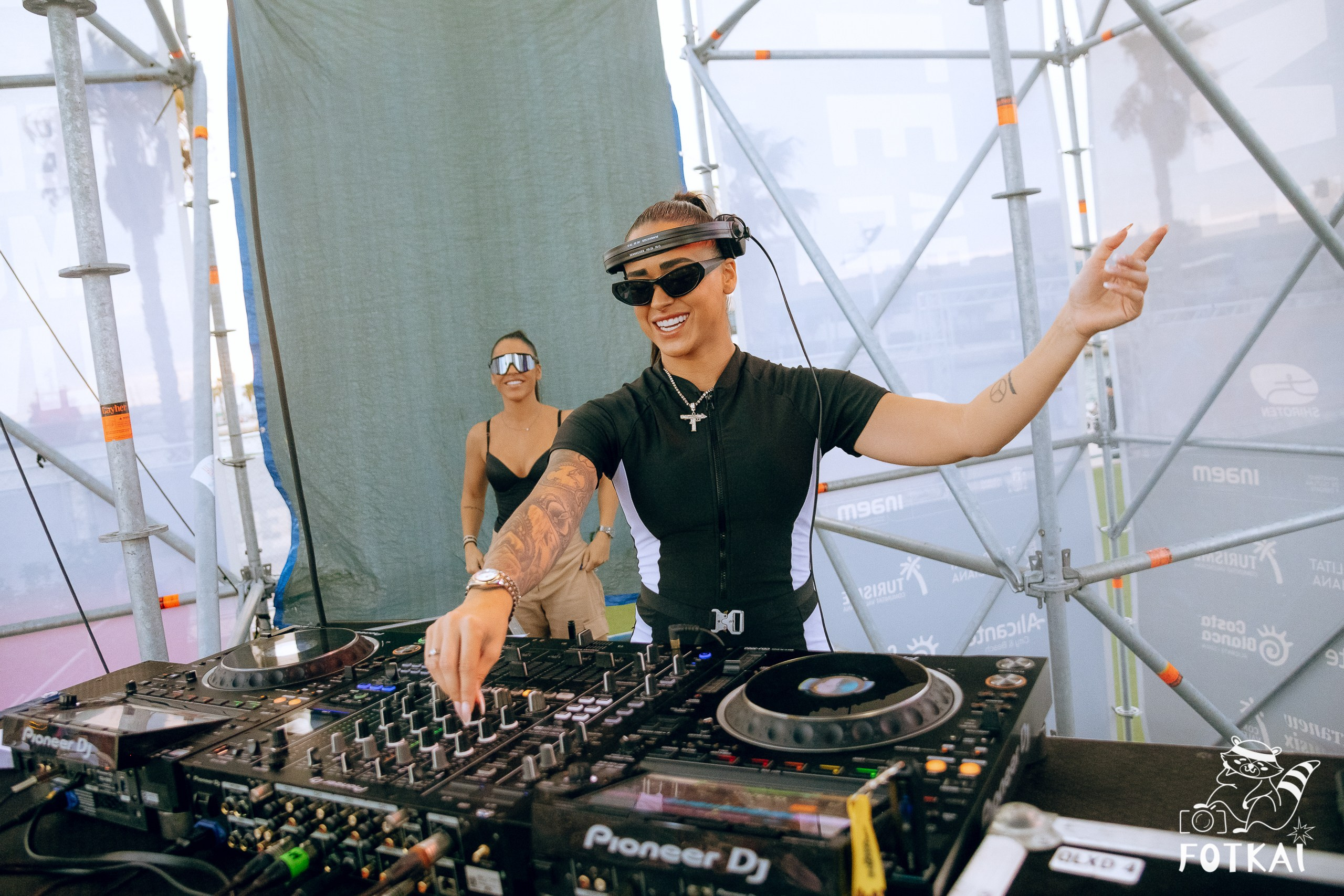 Cariña: La Fiesta 2025 Alicante — fotos del festival LGTBI y drag shows | FOTKAI