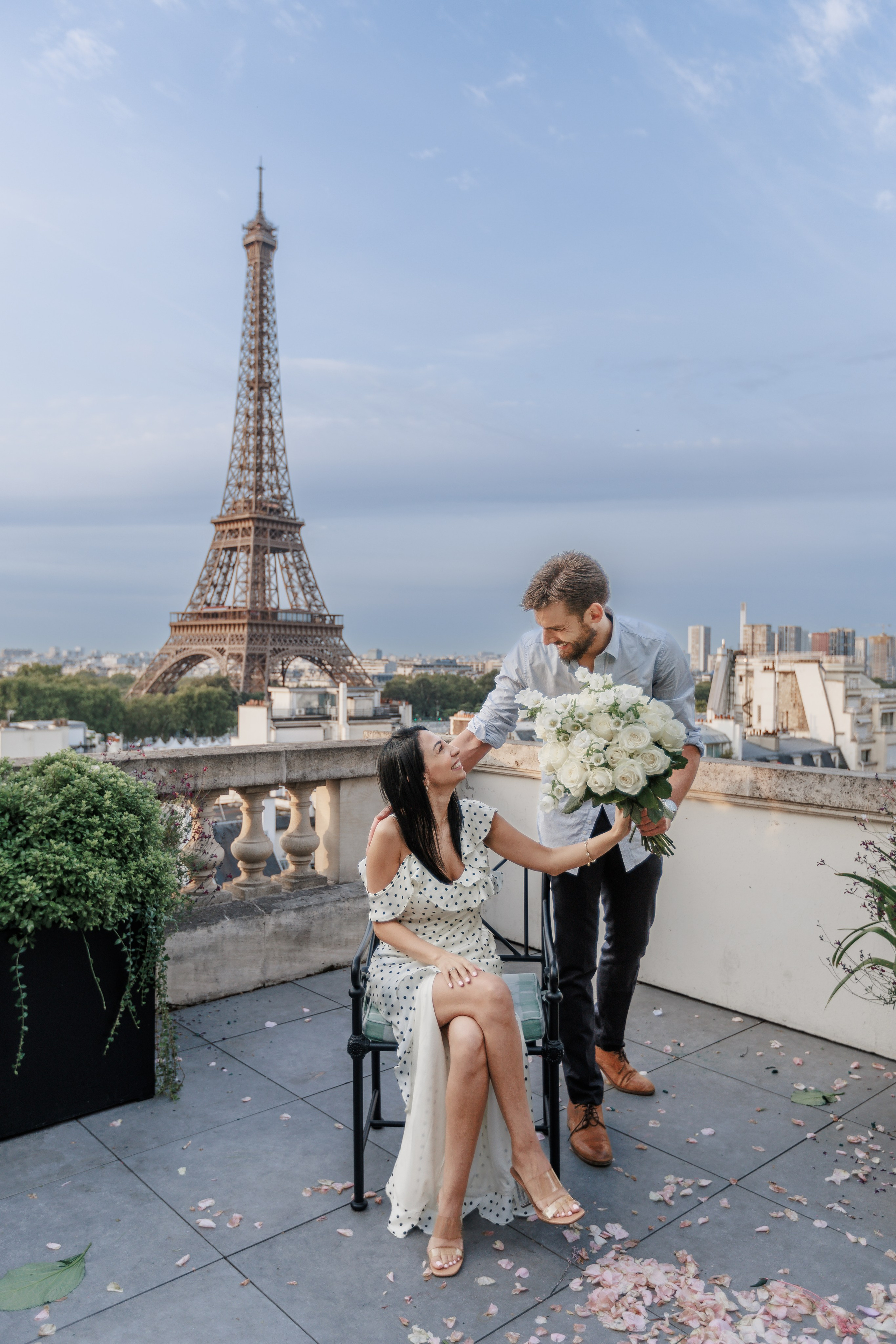 Best Rooftop Terraces in Paris for Proposal Photography & Luxury Photo Shoots (2026 Guide). Photographe à Paris