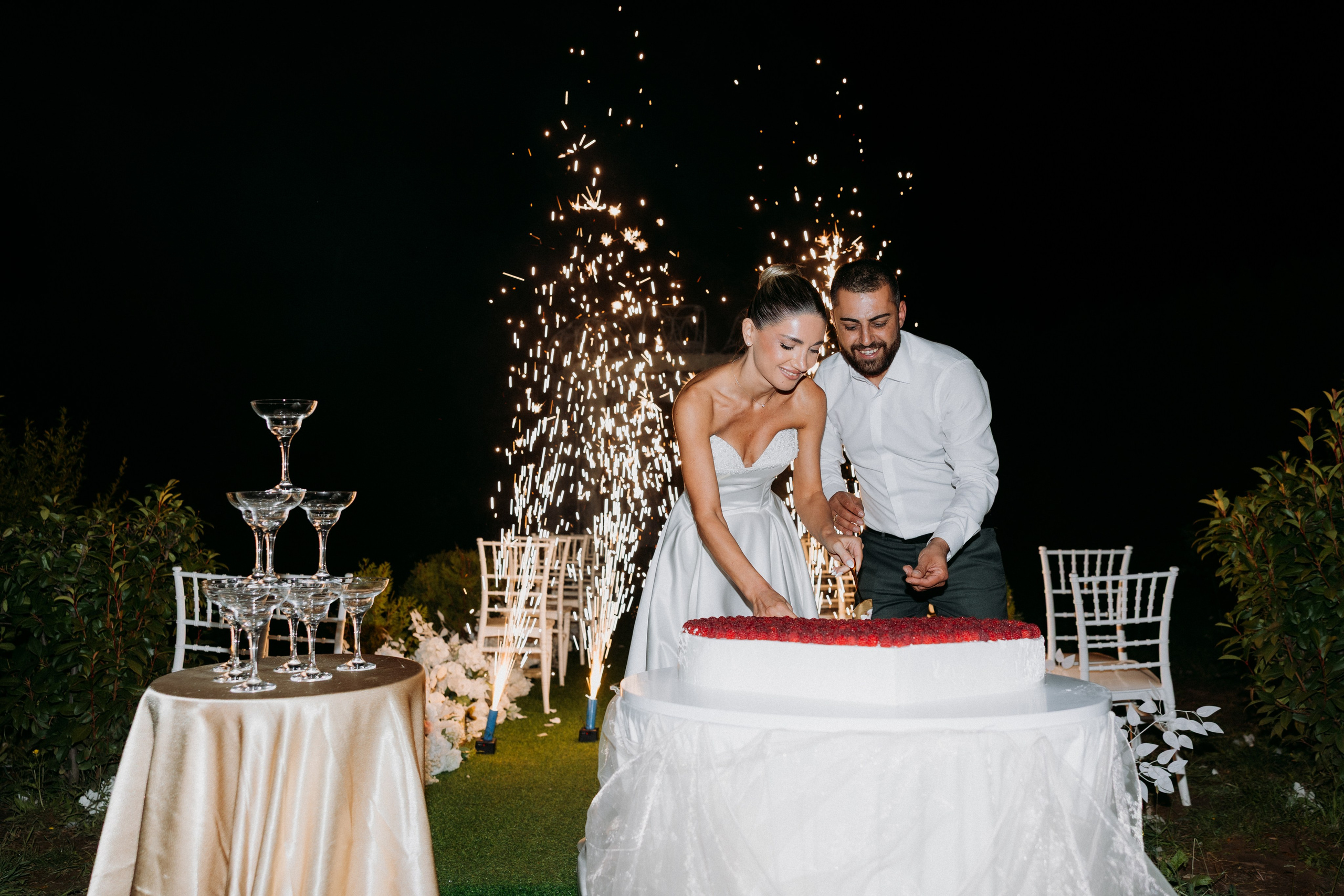 Wedding day with retro car. Wedding photographer in Tbilisi Ioseb Mamniashvili