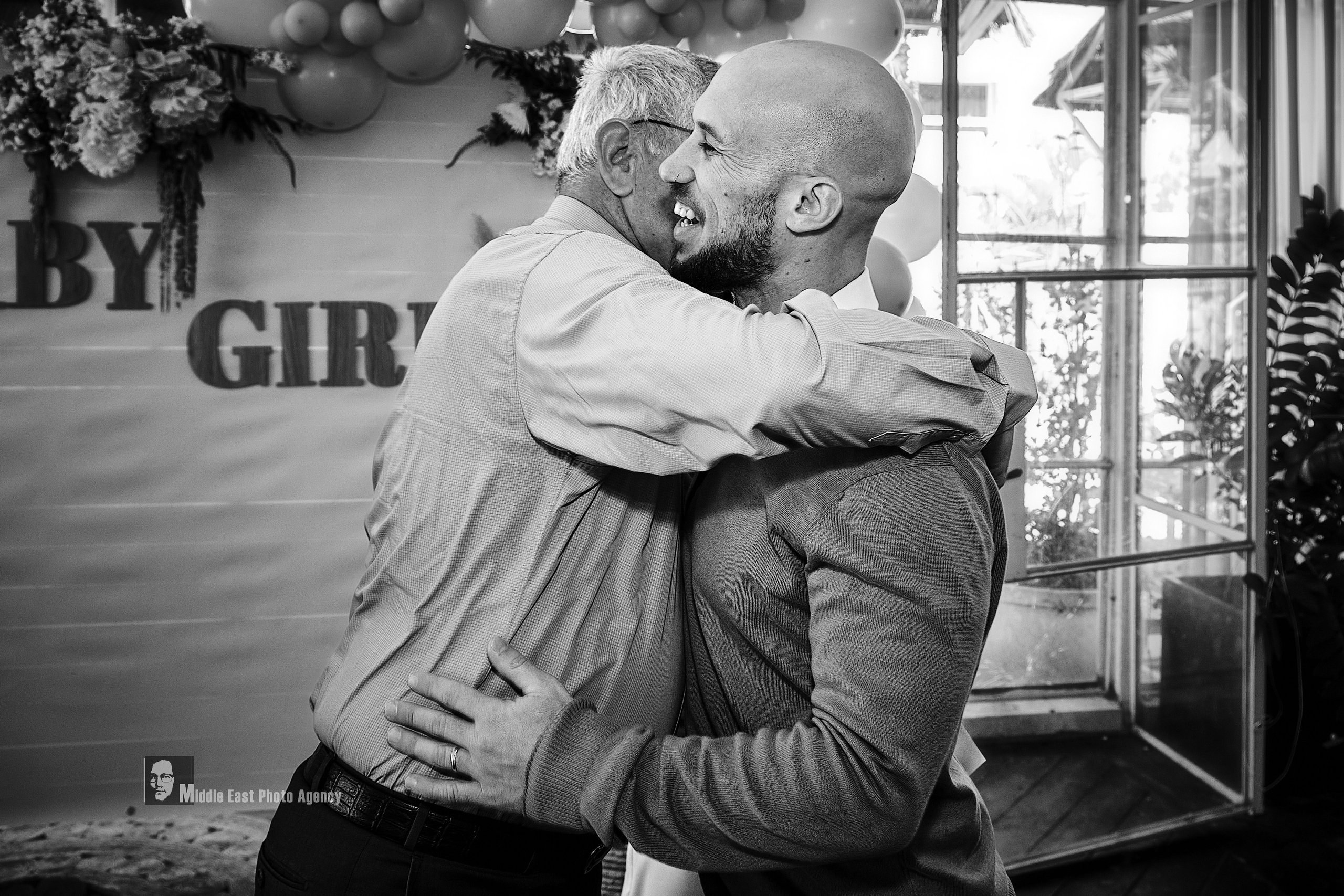 “Hugging Humanity” / “Обнимая человечество”. Middle East Photo Agency — Photography & Event Magnets — סוכנות צילום והדפסת מגנטים לאירועים