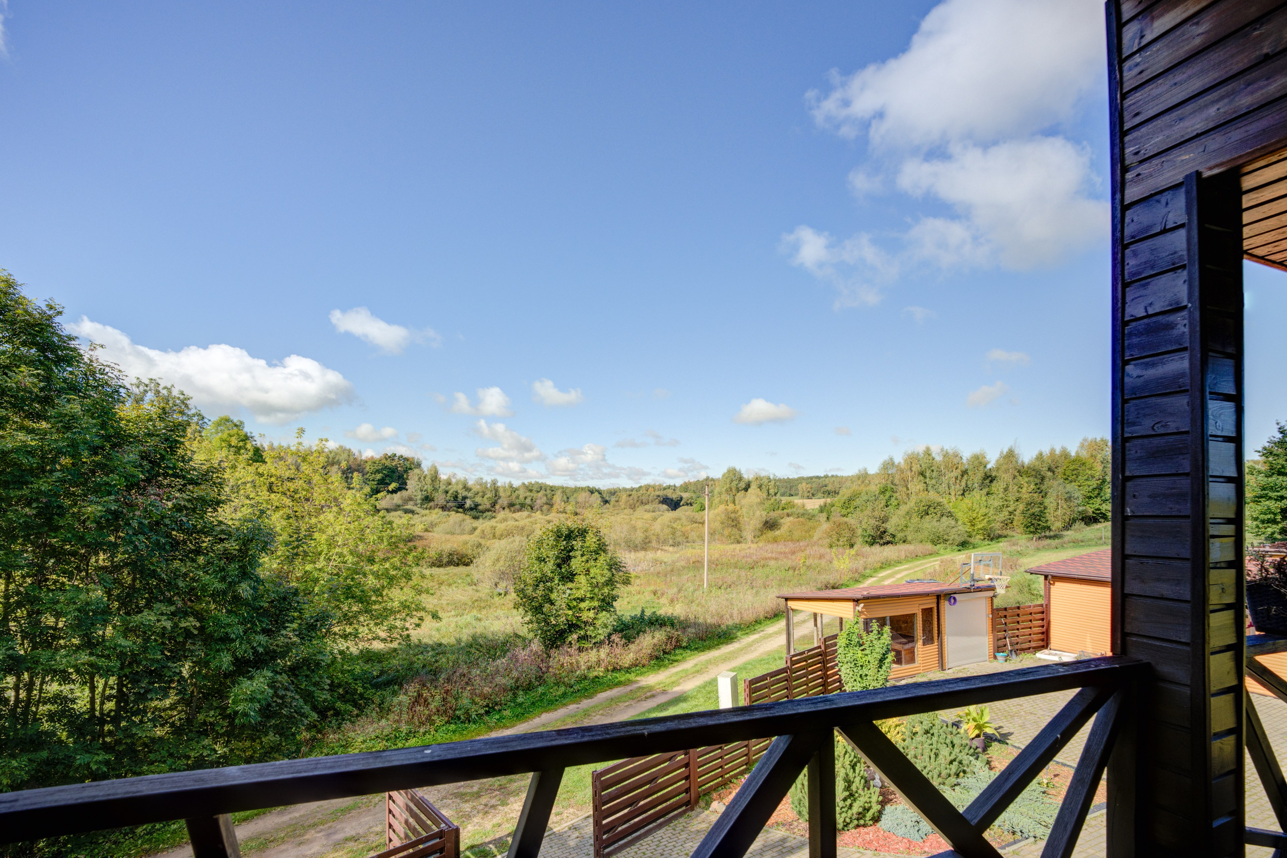 Sadyba Vinliaus r. prie ežero. Elina Sapiega fotografė Vilniuje