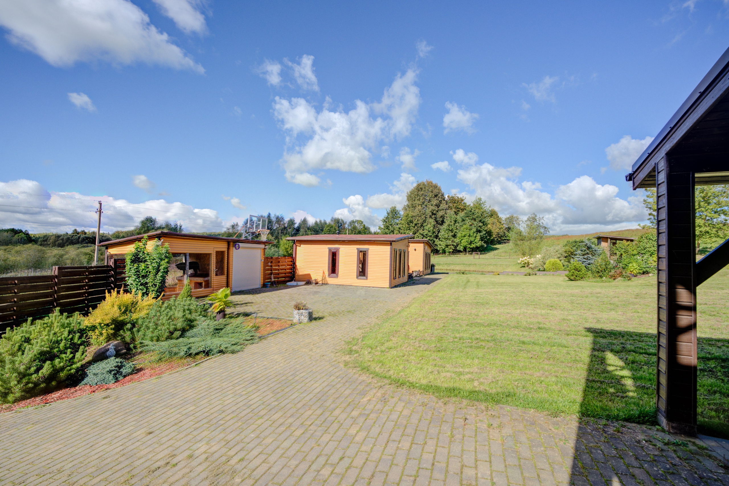 Sadyba Vinliaus r. prie ežero. Elina Sapiega fotografė Vilniuje