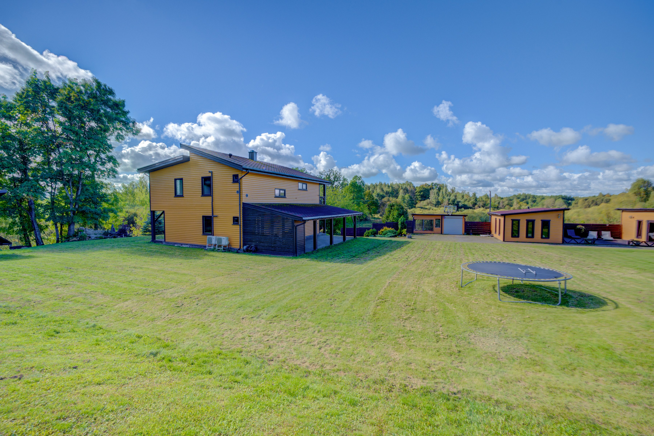 Sadyba Vinliaus r. prie ežero. Elina Sapiega fotografė Vilniuje