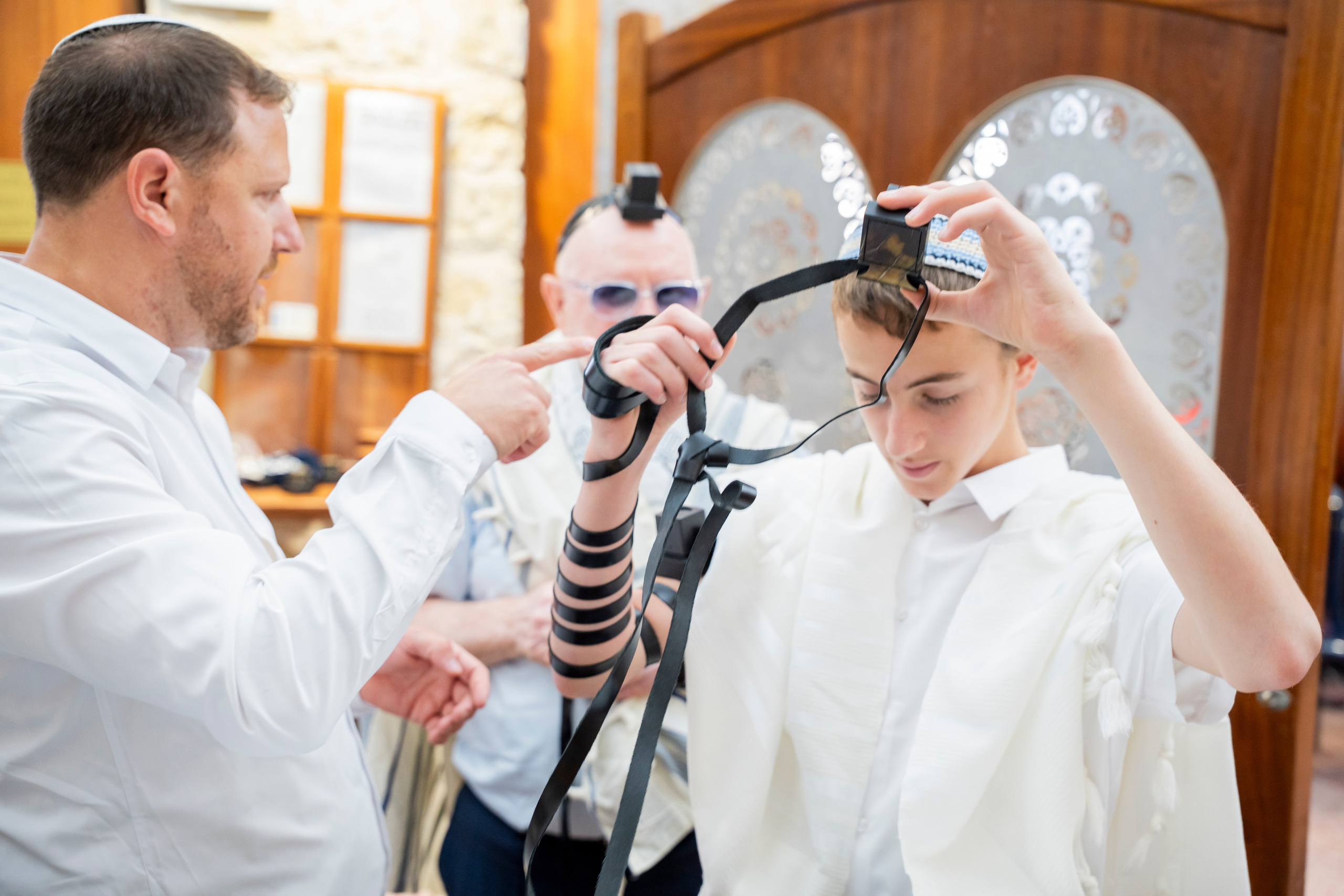 הנחת התפילין רפאל לוי. יוסף מזרחי צילום חתונה, ברית וזוגיות. צלם מקצועי שאוהב להוציא אתכם הכי יפים ברגעים הכי מרגשים