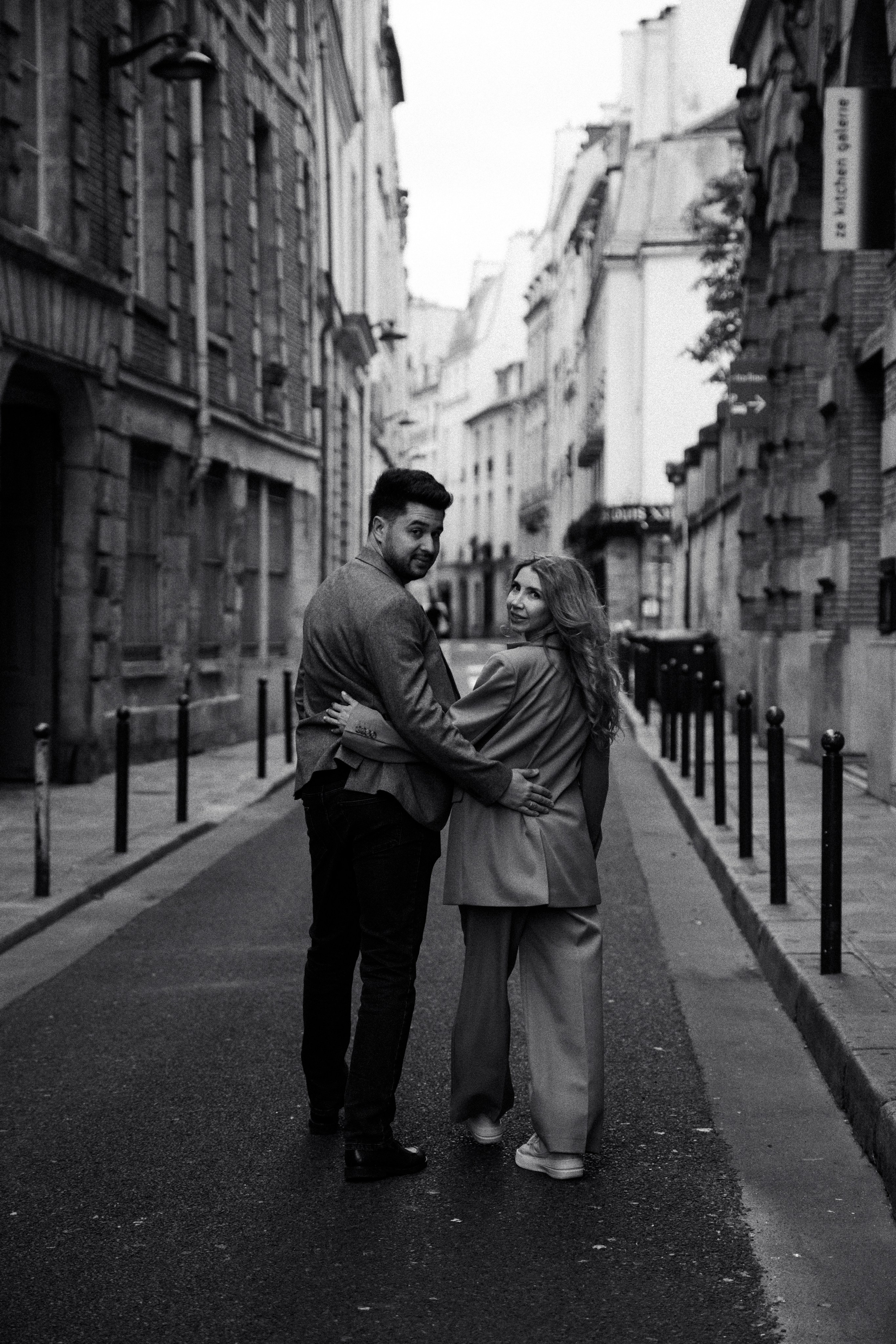 Couple Photo Walk in Paris — Romantic Lifestyle Photography. Paris Wedding Photographer