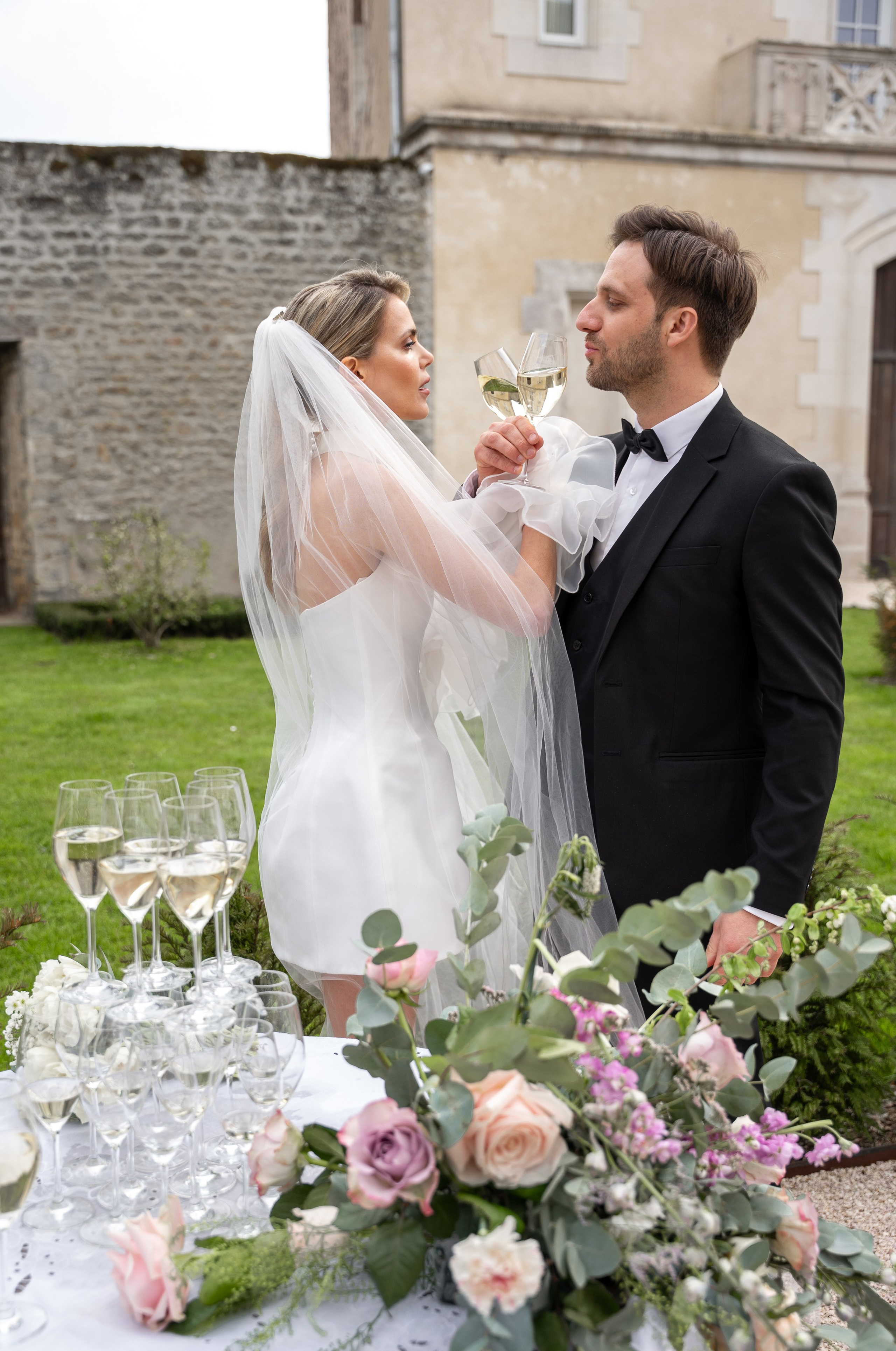 Chateau elopement inspiration. Wedding photographer in Paris Oksana Shum