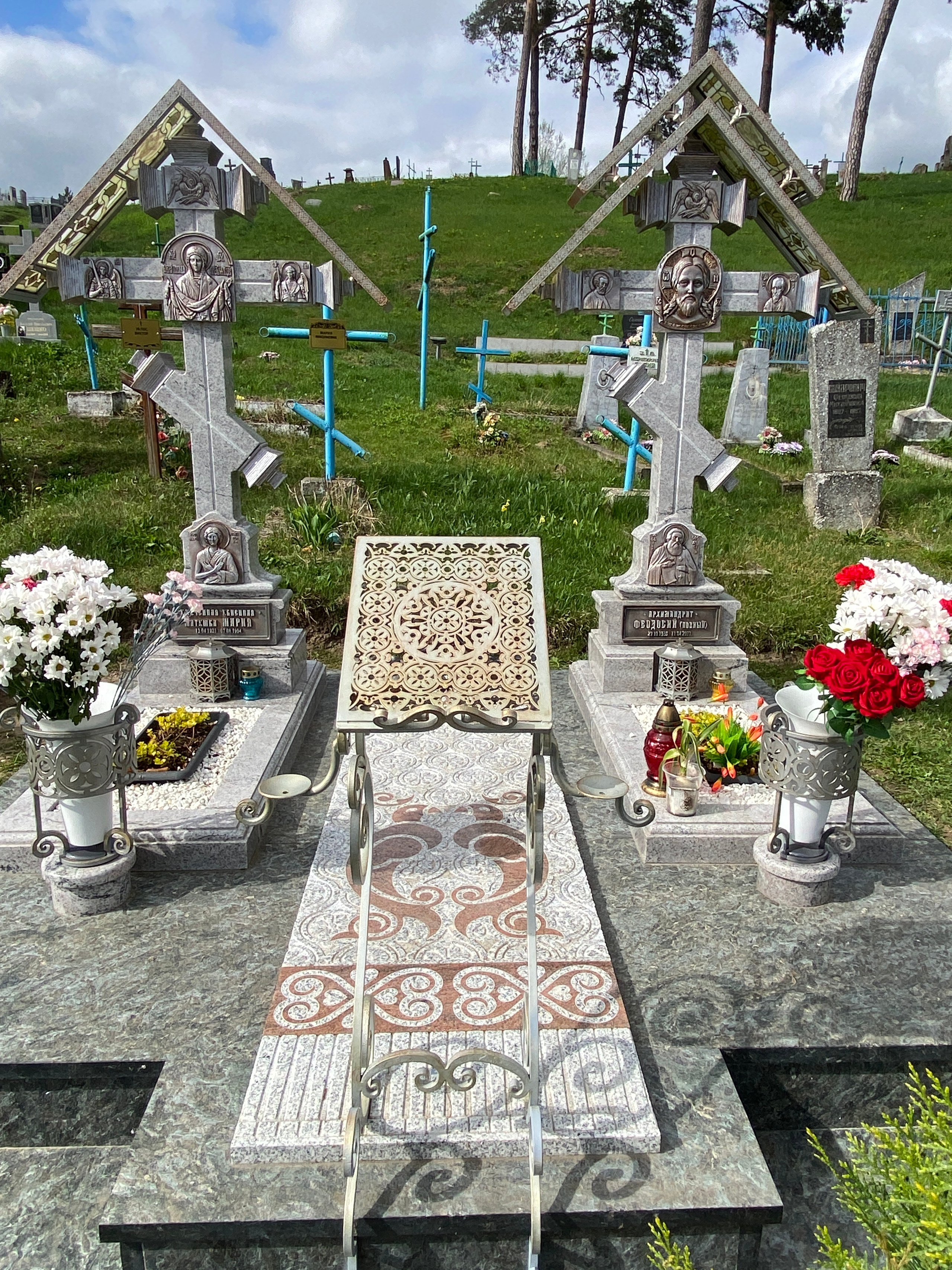 Мемориальная композиция в Успенском Жировичском ставропигиальном монастыре Белорусской православной церкви в агрогородке Жировичи Слонимского района Гродненской области Республики Беларусь. Протоиерей Фёдор Повный - идея и творческая концепция. Мария Тарлецкая - автор проекта и руководитель реализации. Анна Авгуль - витраж.  2022-2023 г. Сталь, витражи, монолитный поликарбонат,  художественная ковка, лазерная резка, сварка.