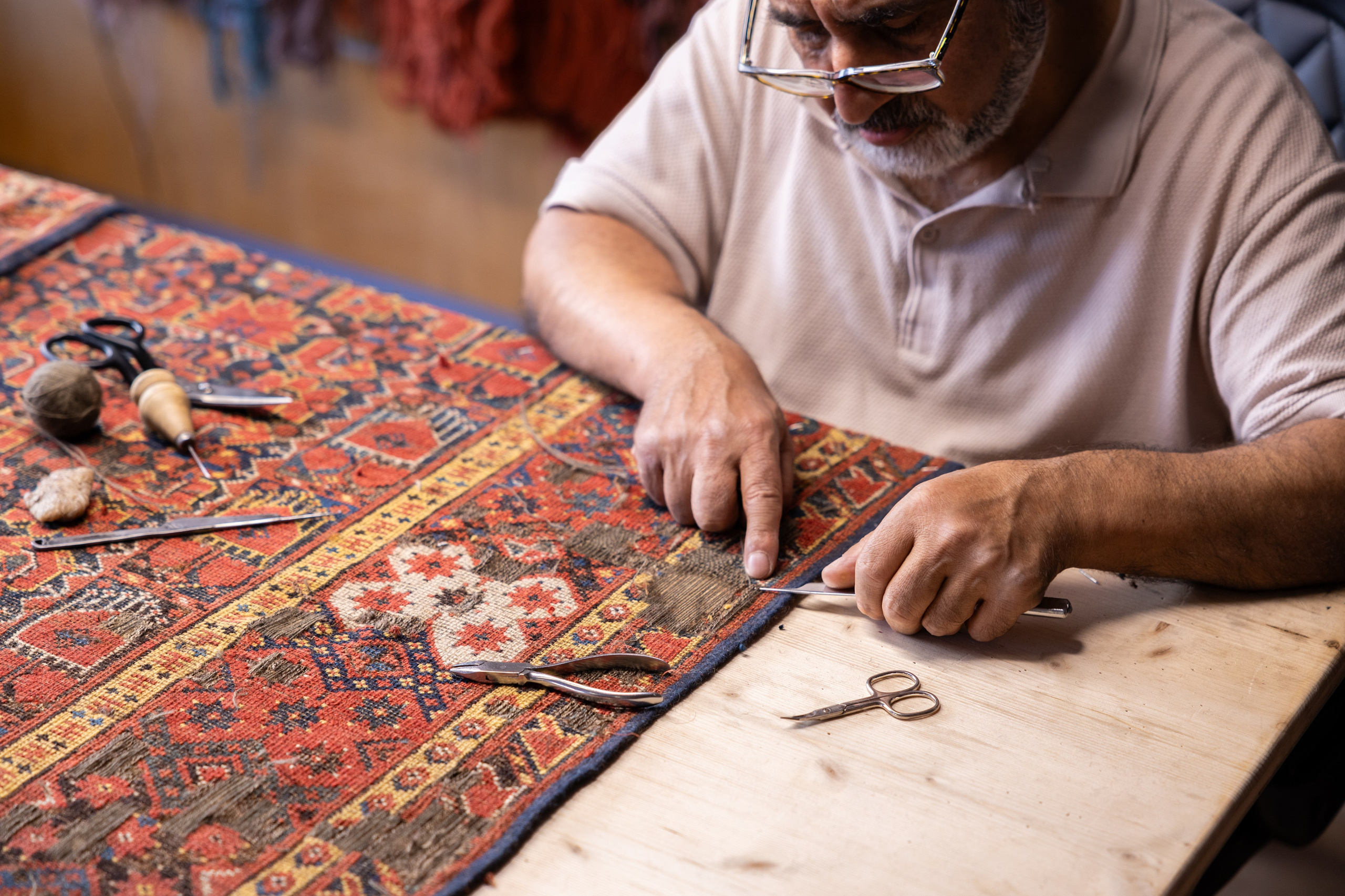 Teppichrestaurator, Salzburg, 2024. Guzel Kolobova| Fotografin| Salzburg