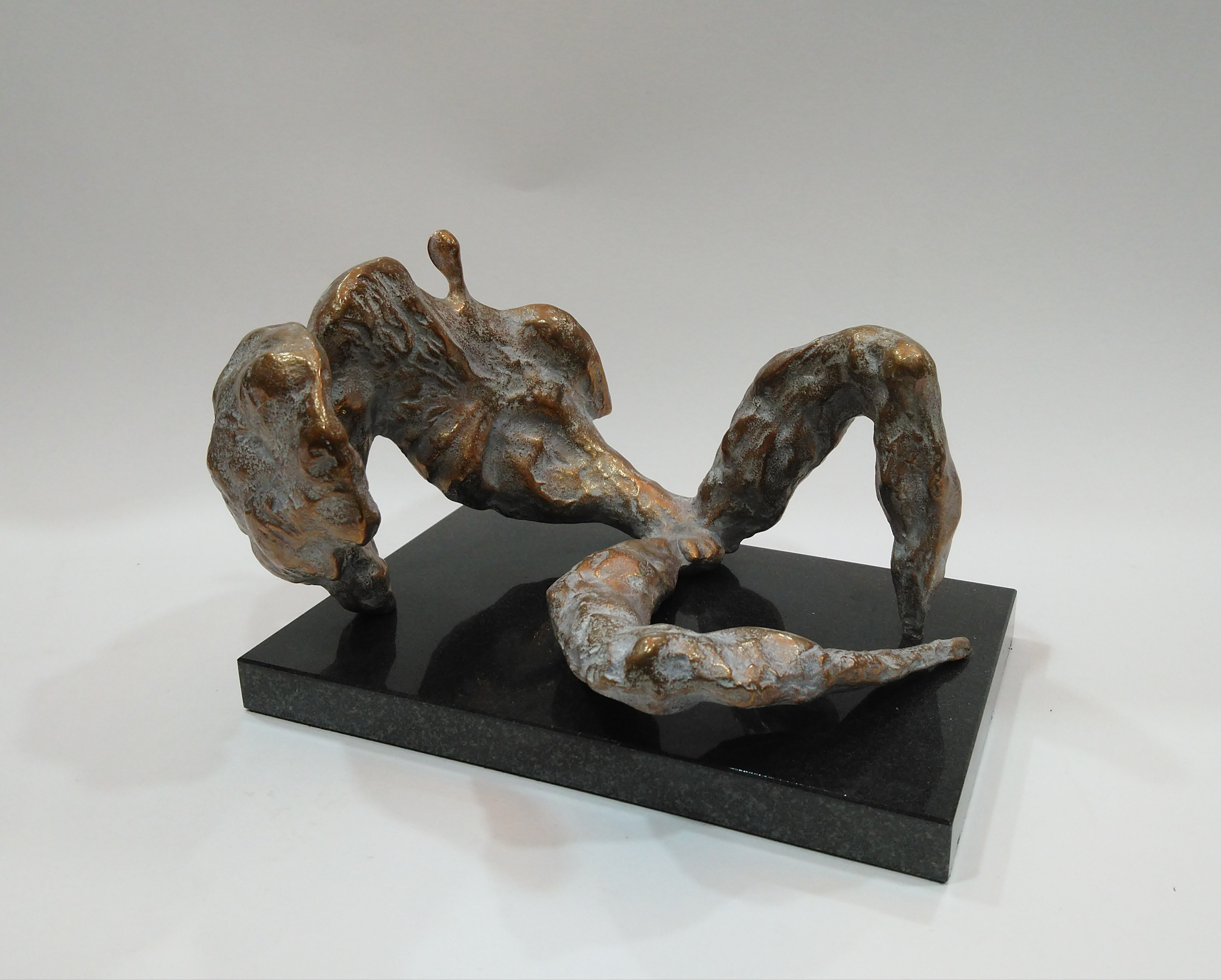 Воин с щитом 2002. Бронза тонированная, габбро