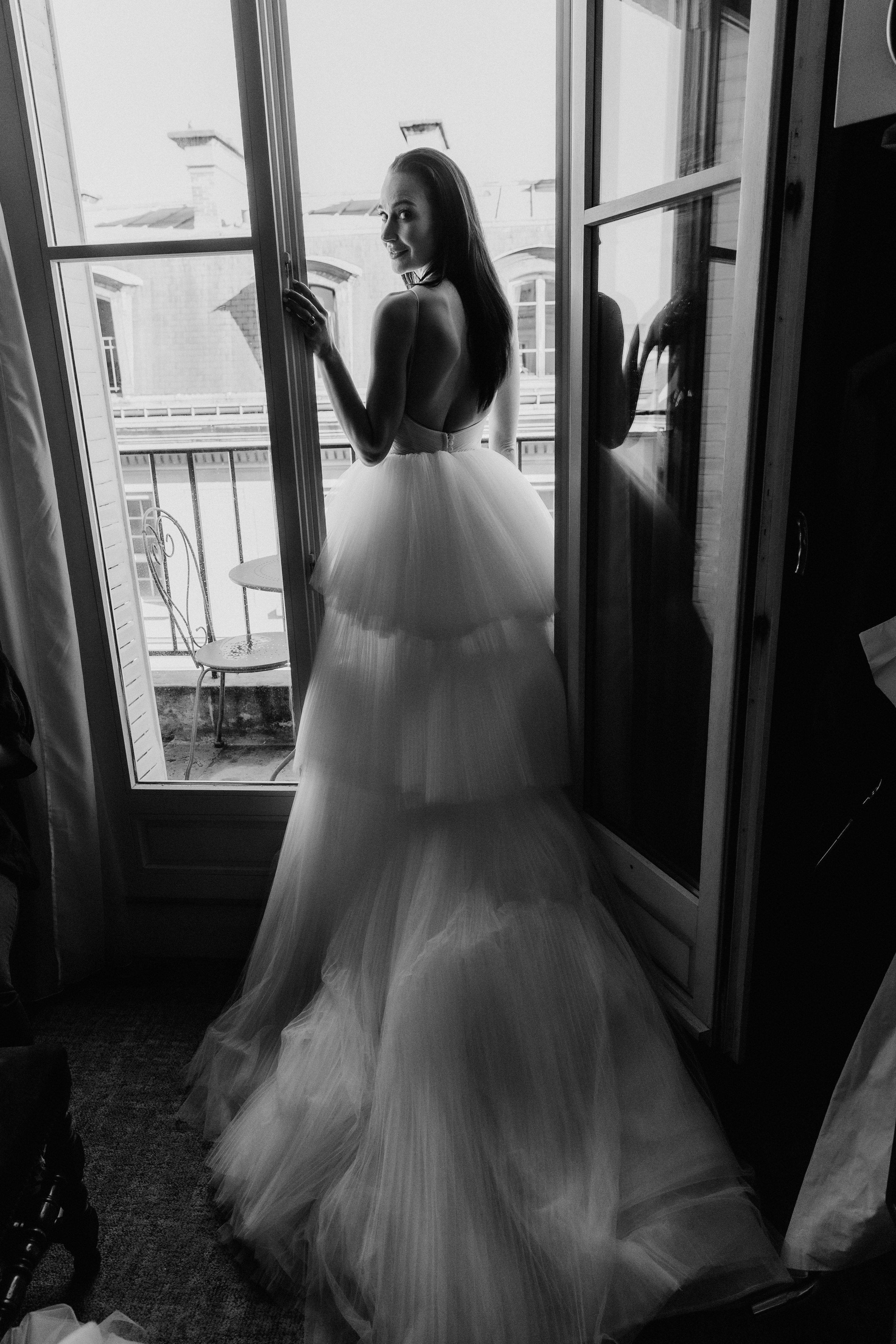 Suzi & Alex | Paris Wedding with a Vintage Car. Paris Wedding Photographer