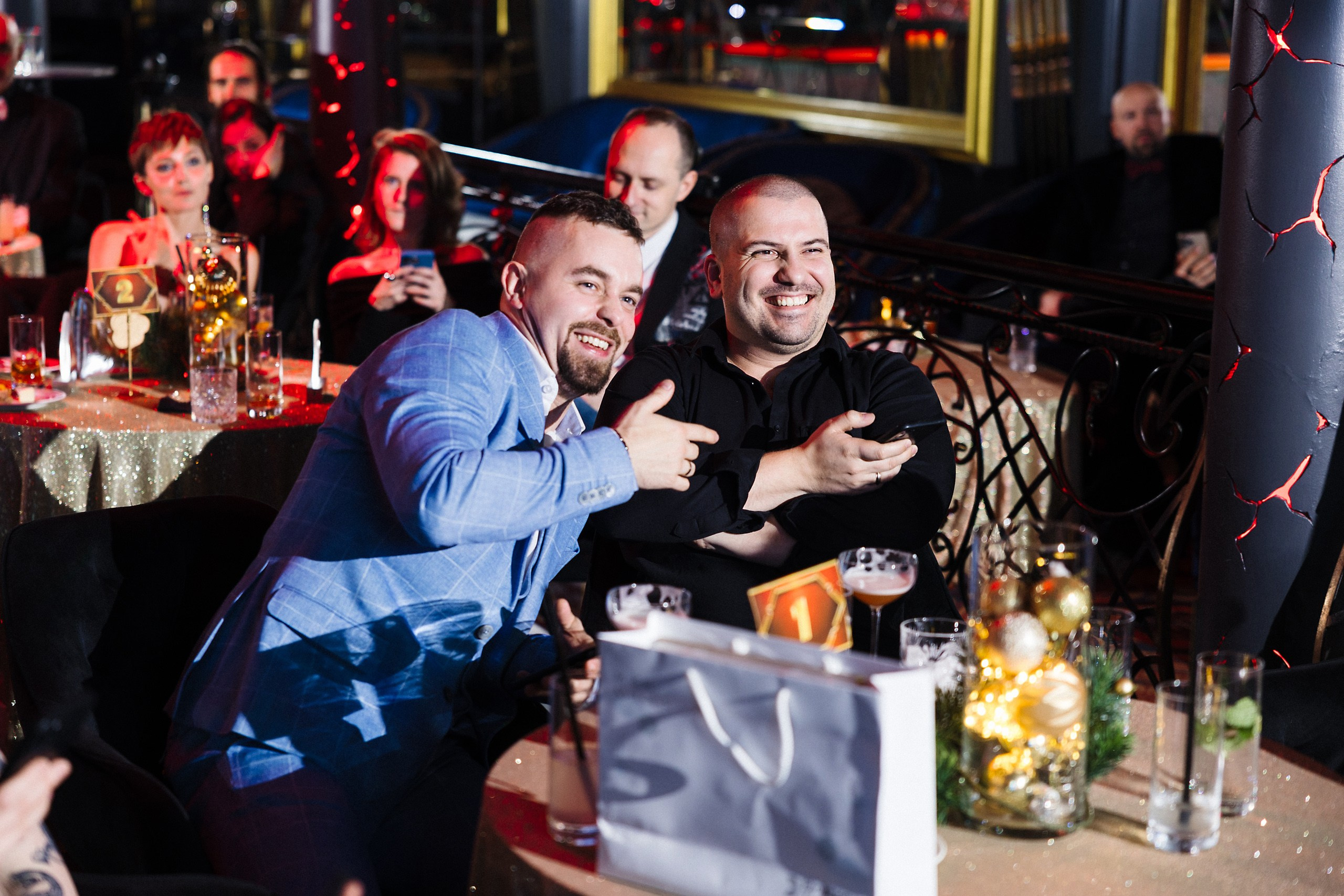 Новогодняя фотосессия в стиле «Оскар» для компаний — свет софитов и звёздные кадры. Евгений Тимофеев | Свадебный и контент-фотограф и видеограф в Риге