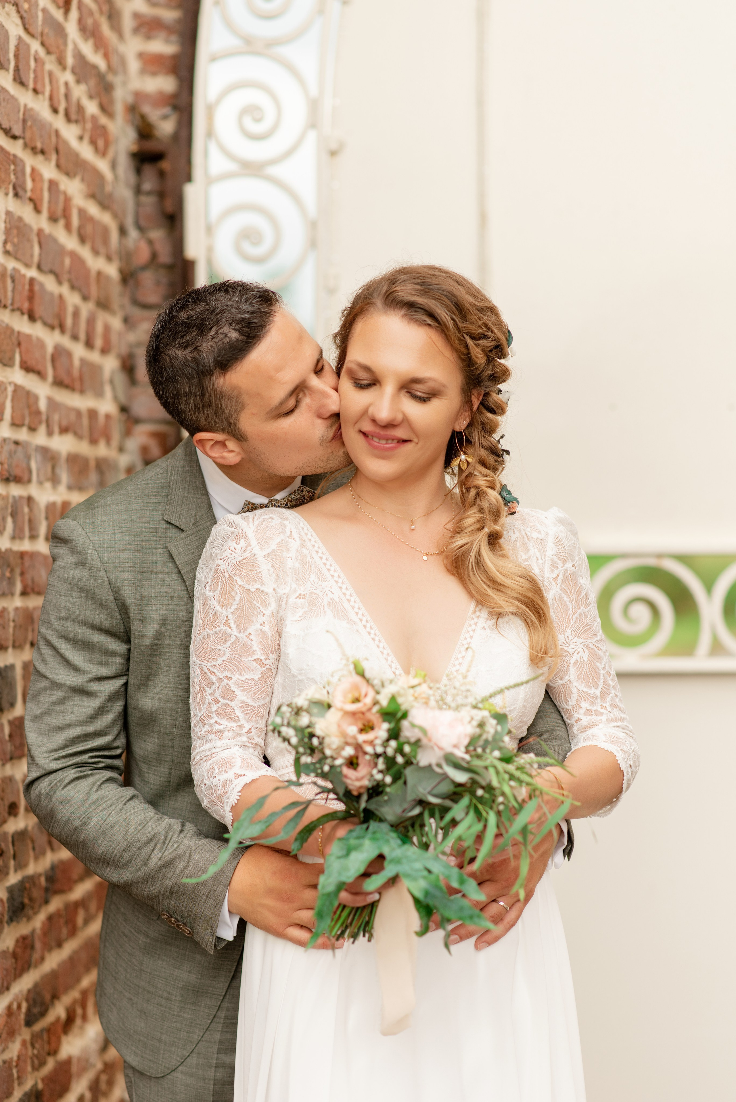 Photographe capte gâteau de mariage raffiné dans réception à Cannes