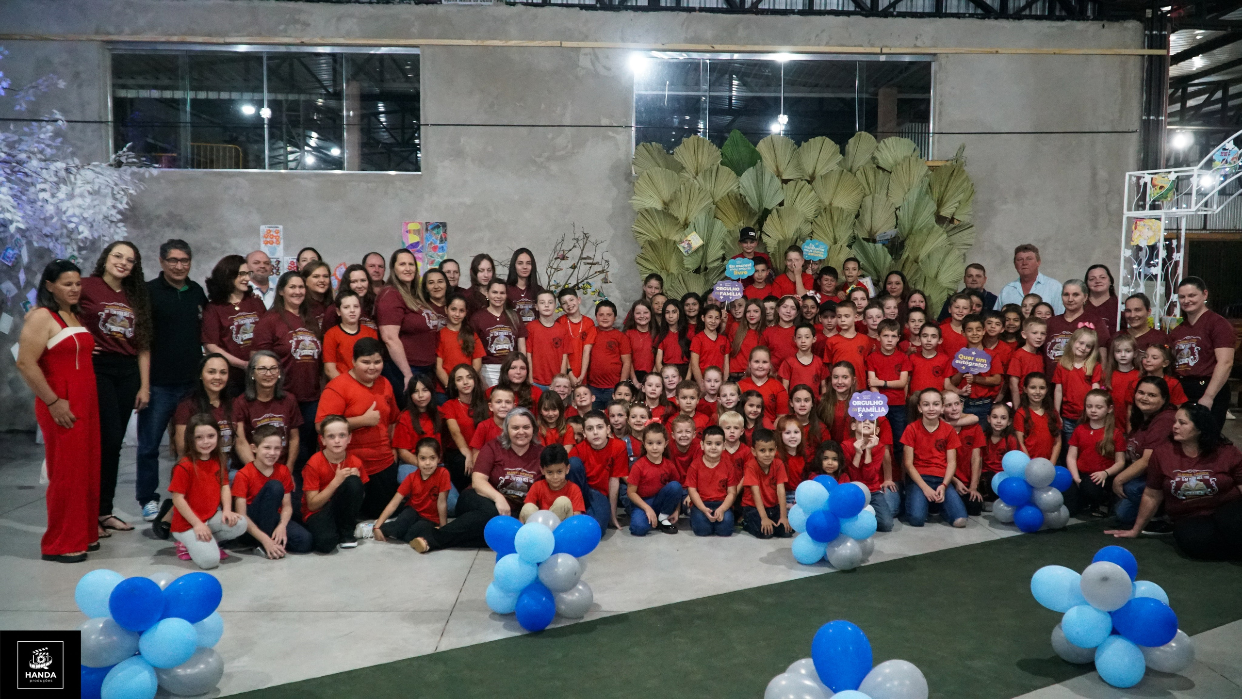 Noite autógrafos colégio Aurélio Buarque de Holanda. Handa Produções