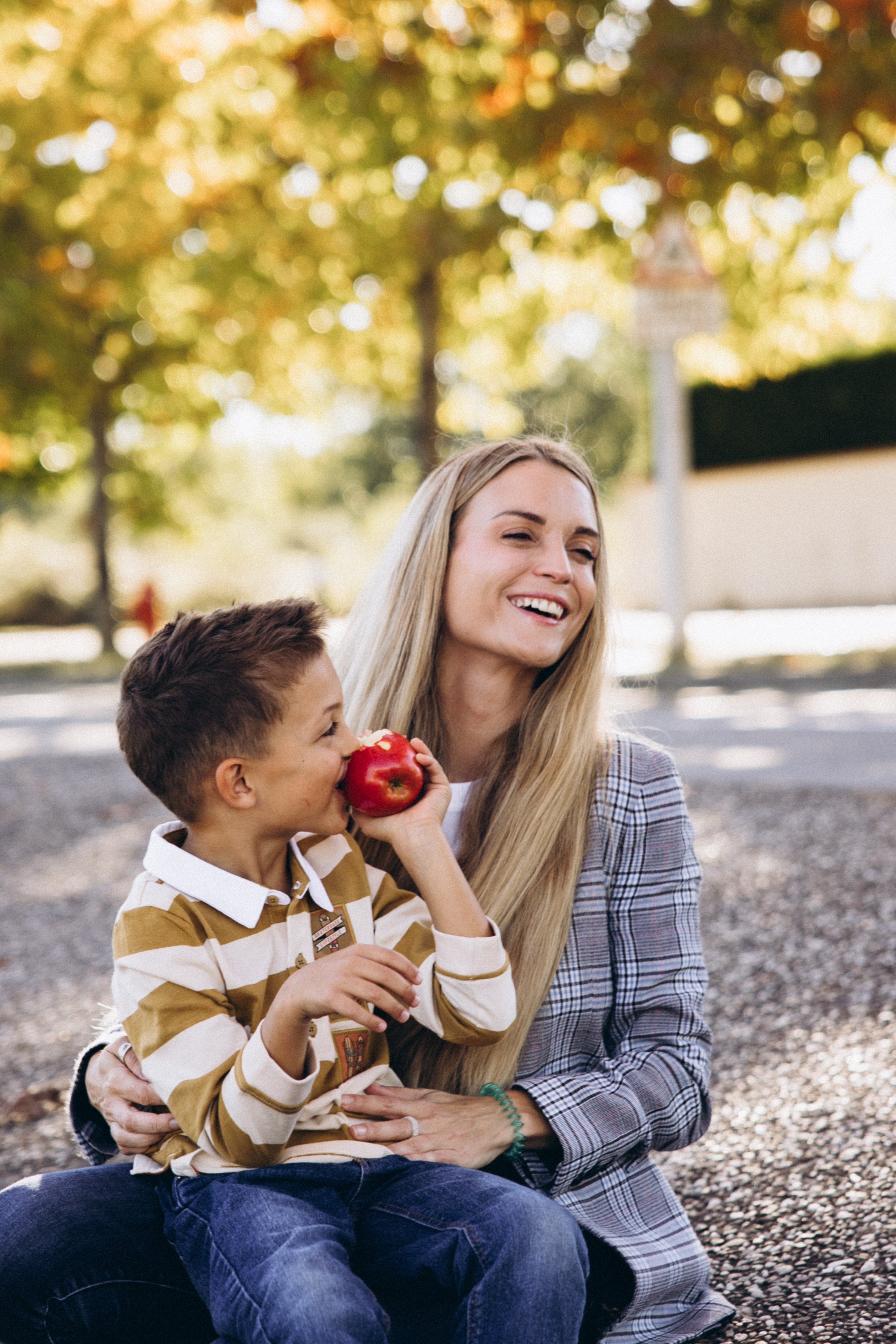 Autumn mother-son family photoshoot in Toulouse. Eugénie Smirnova — your photographer in Toulouse and southwest France