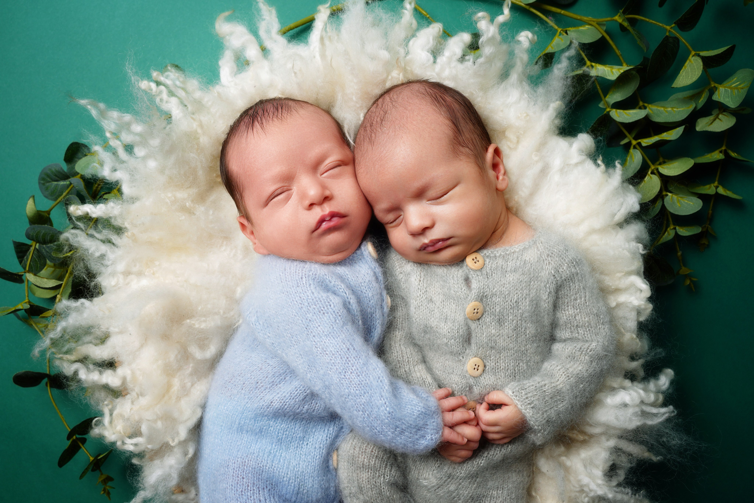 Neugeborene Brüder sind von Geburt an Freunde