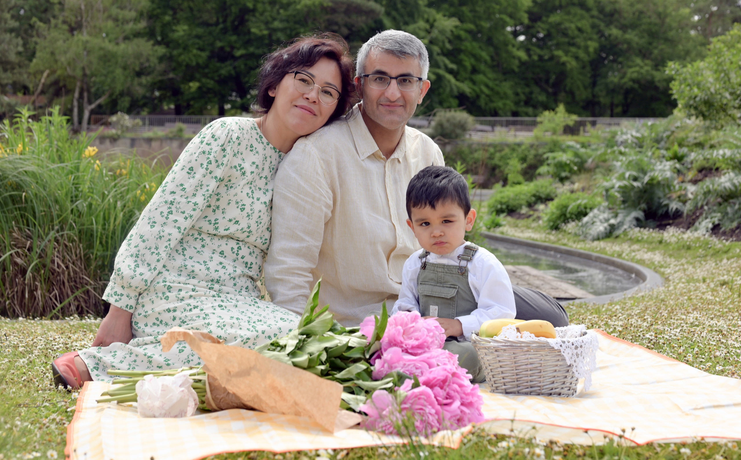 Family photoshoot in Paris. Alina Tagzieva- a photograper in Paris